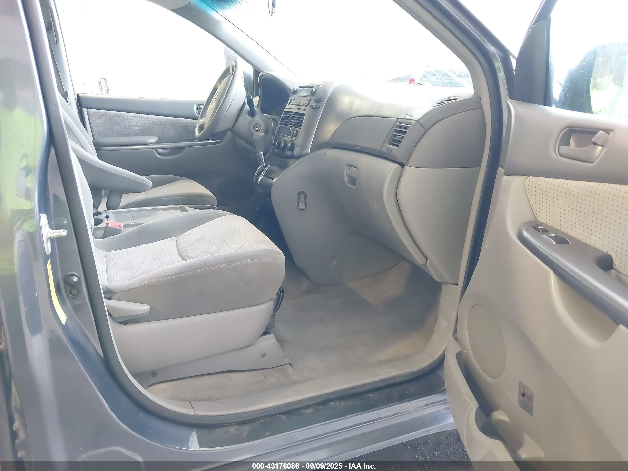 TOYOTA SIENNA image 5