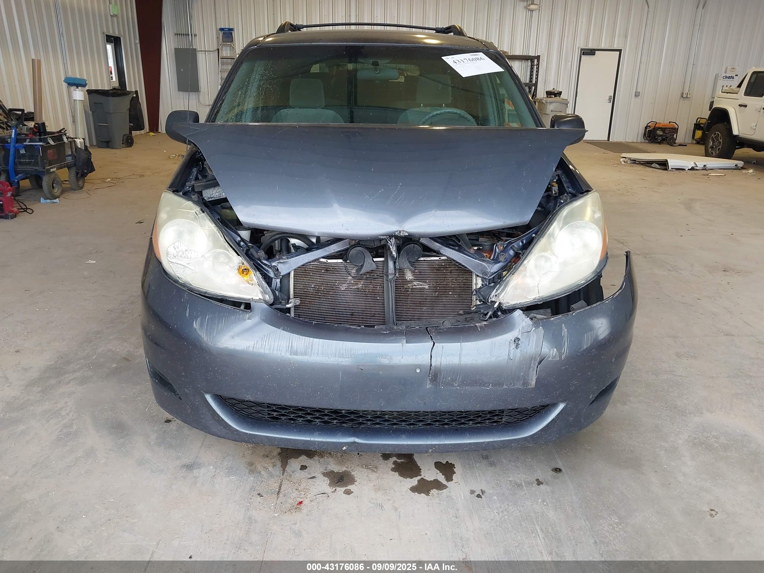 TOYOTA SIENNA image 6