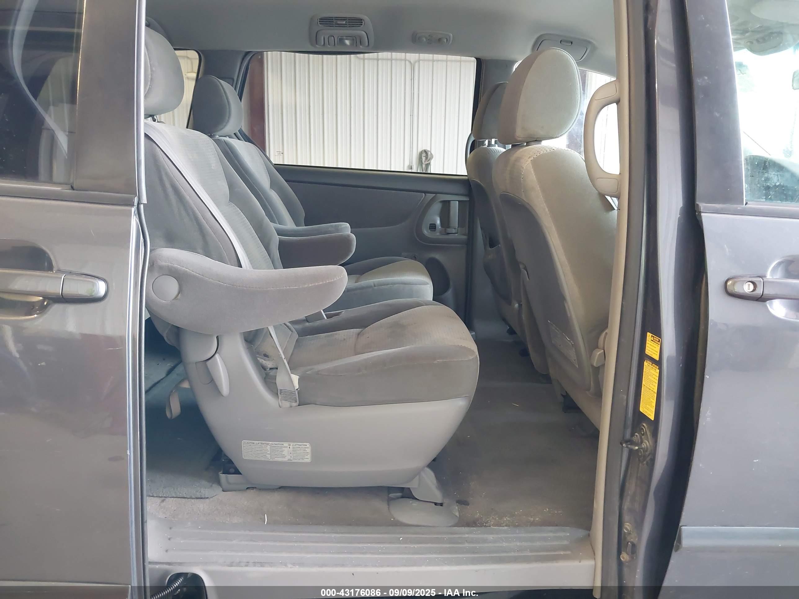 TOYOTA SIENNA image 8