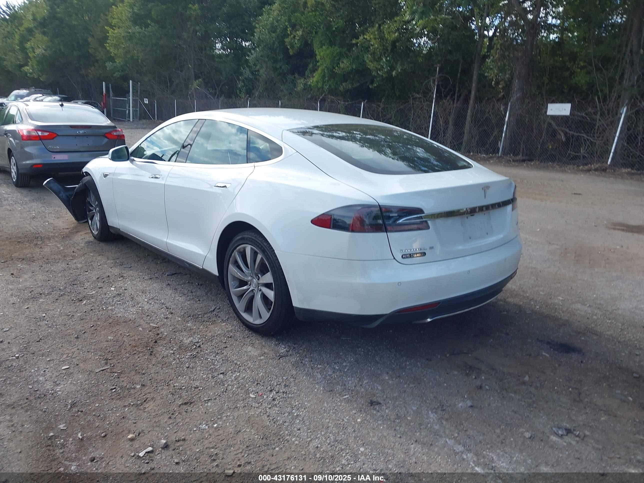 TESLA MODEL image 3