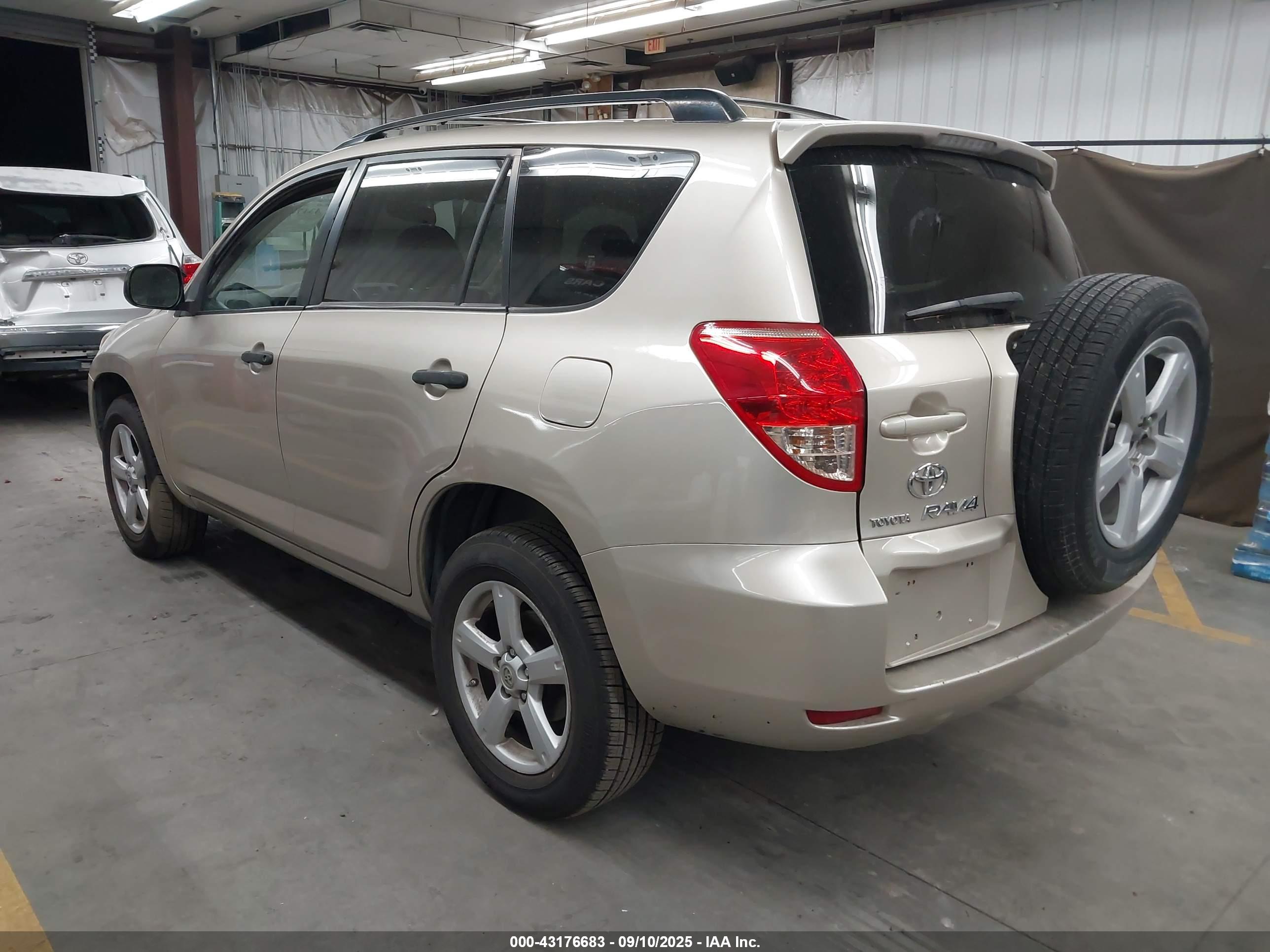 TOYOTA RAV4 image 3