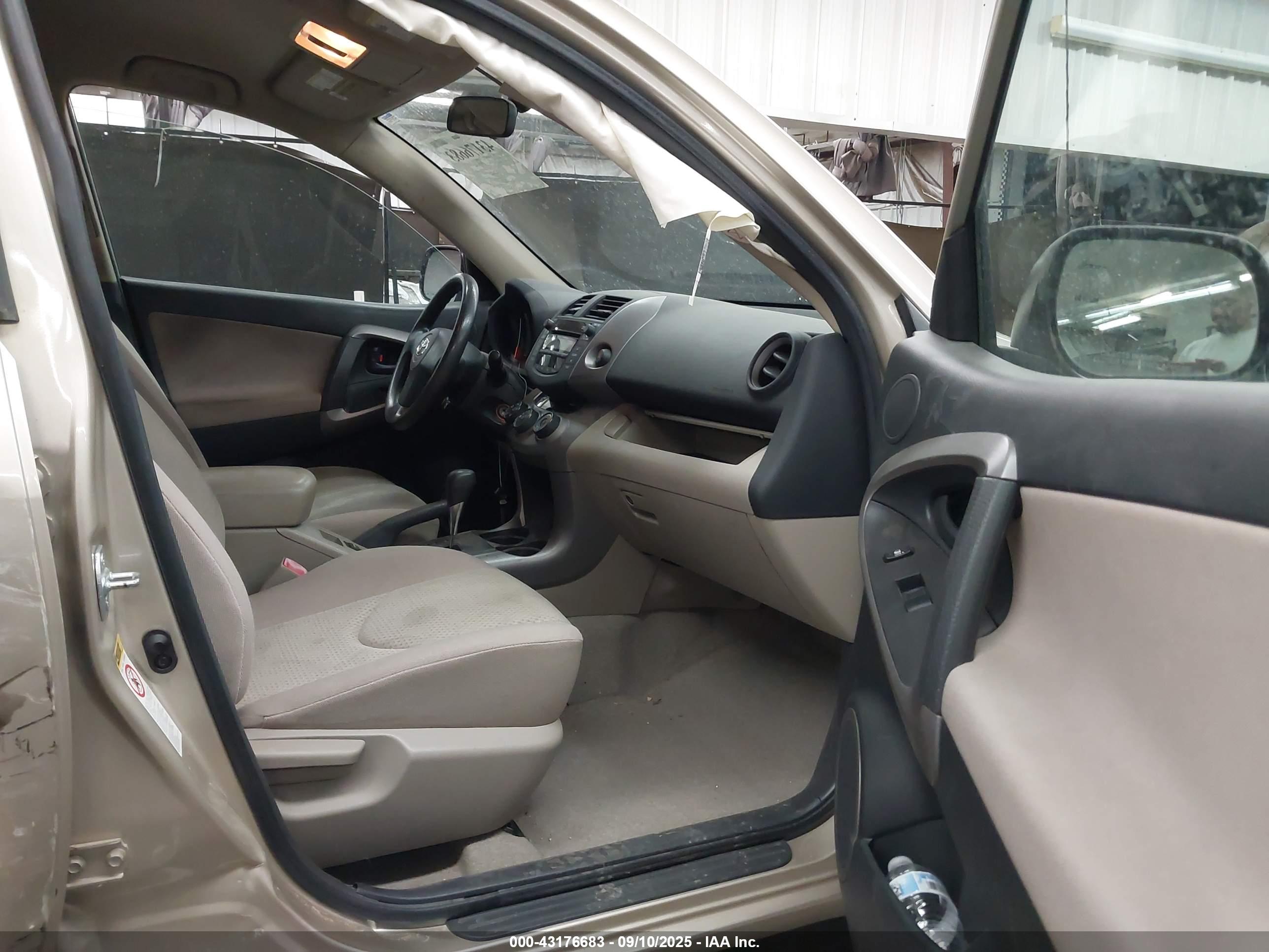 TOYOTA RAV4 image 5