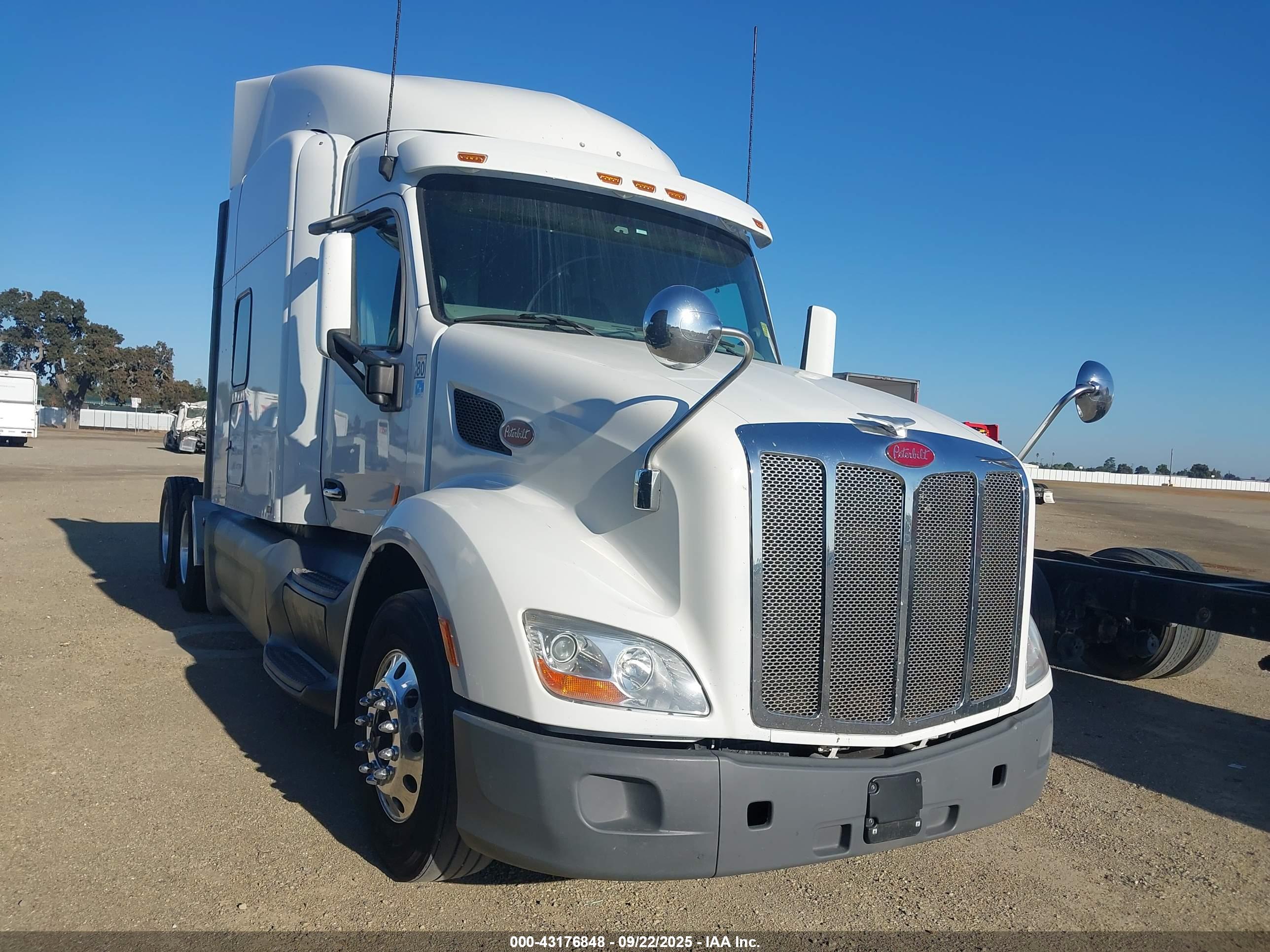 PETERBILT 579 image 2