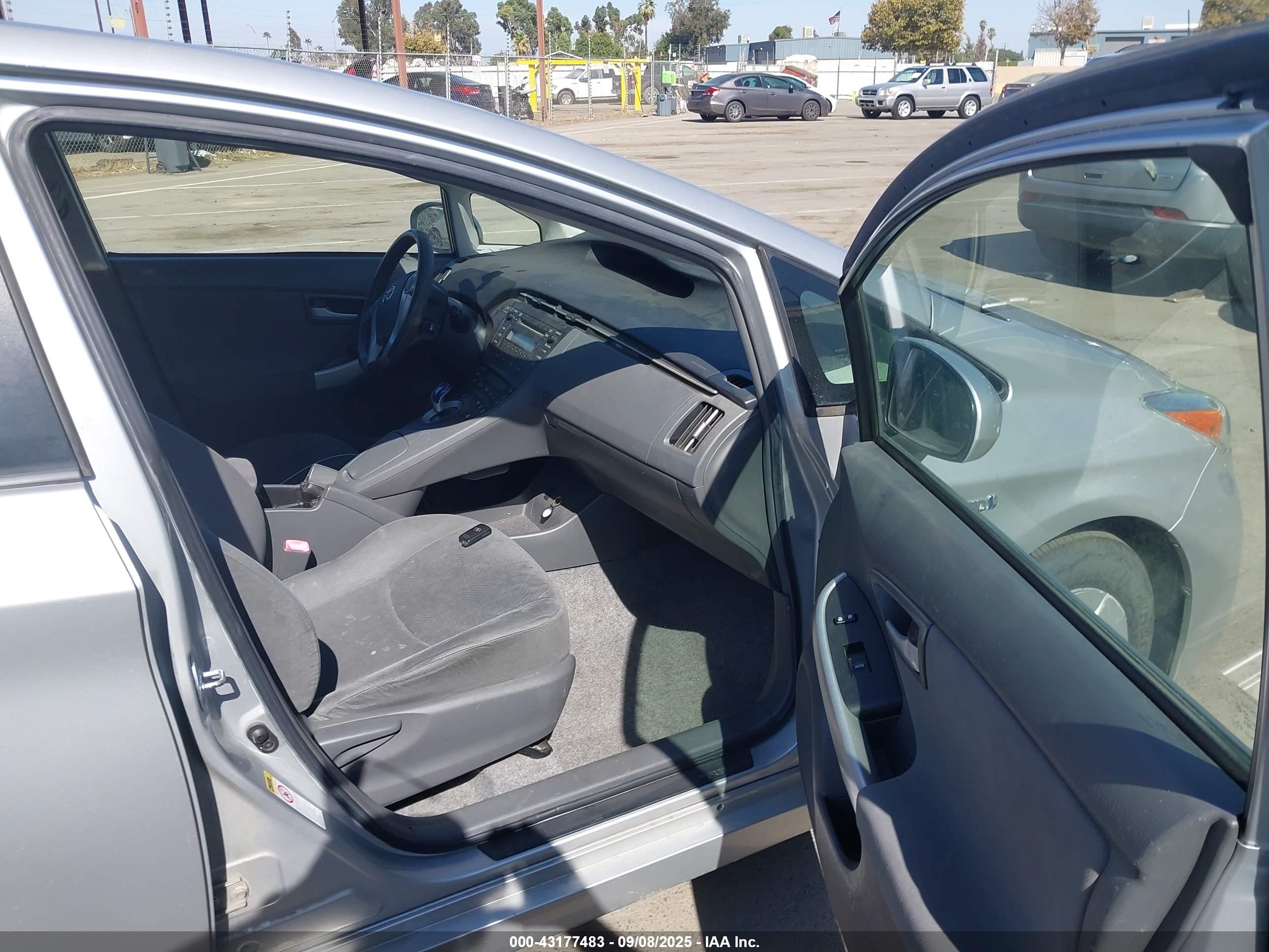 TOYOTA PRIUS image 5