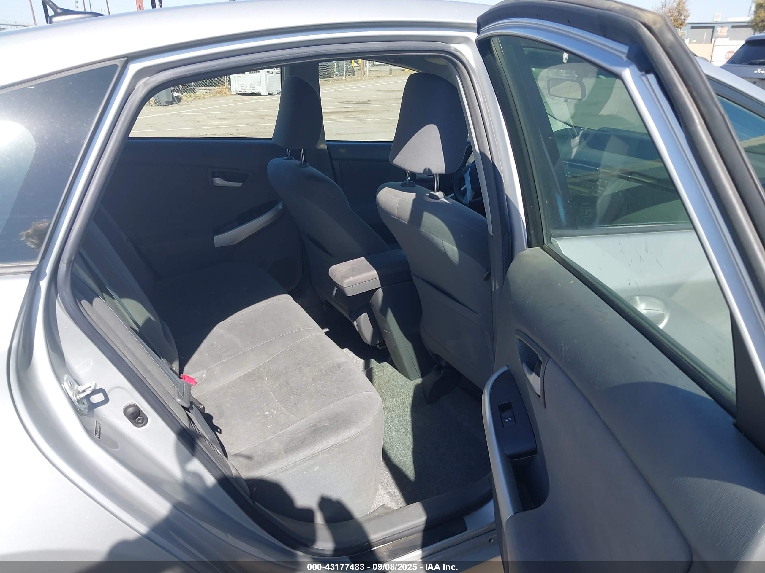 TOYOTA PRIUS image 8