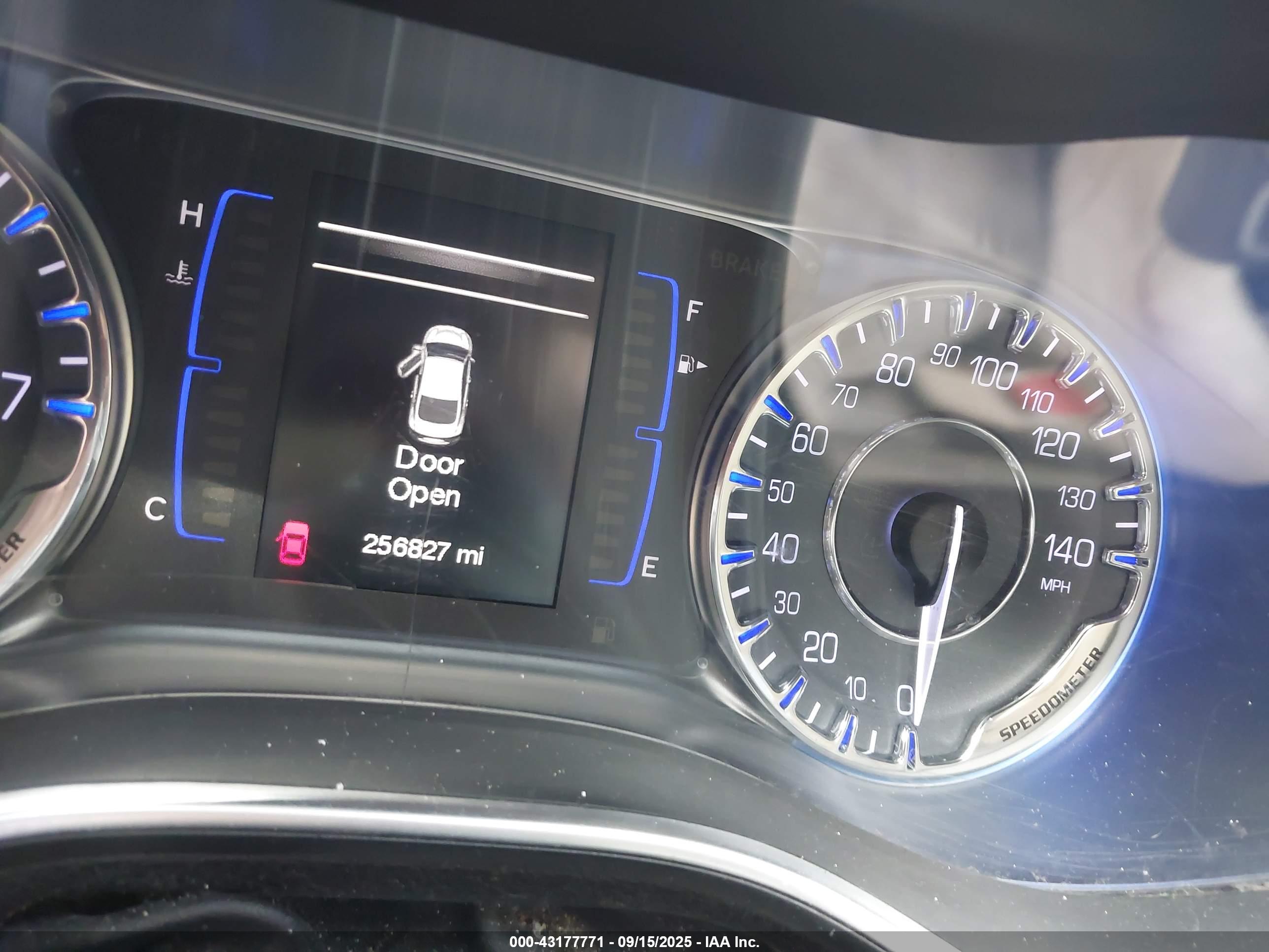 CHRYSLER 200 image 7