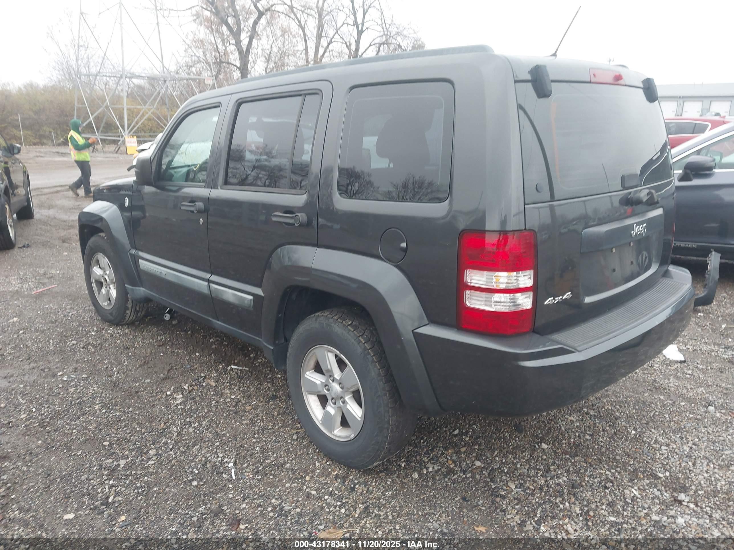 JEEP LIBERTY image 3