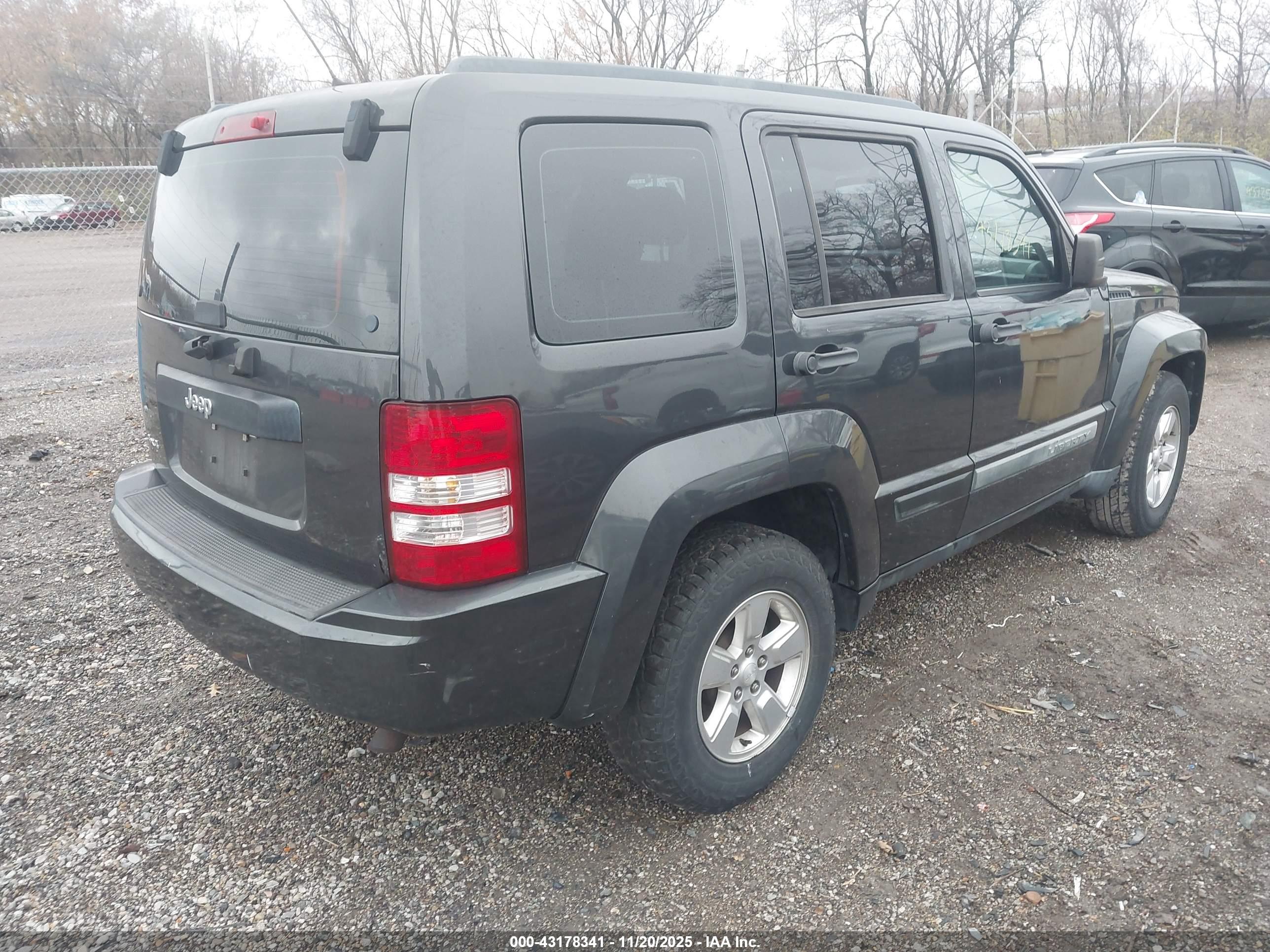 JEEP LIBERTY image 4