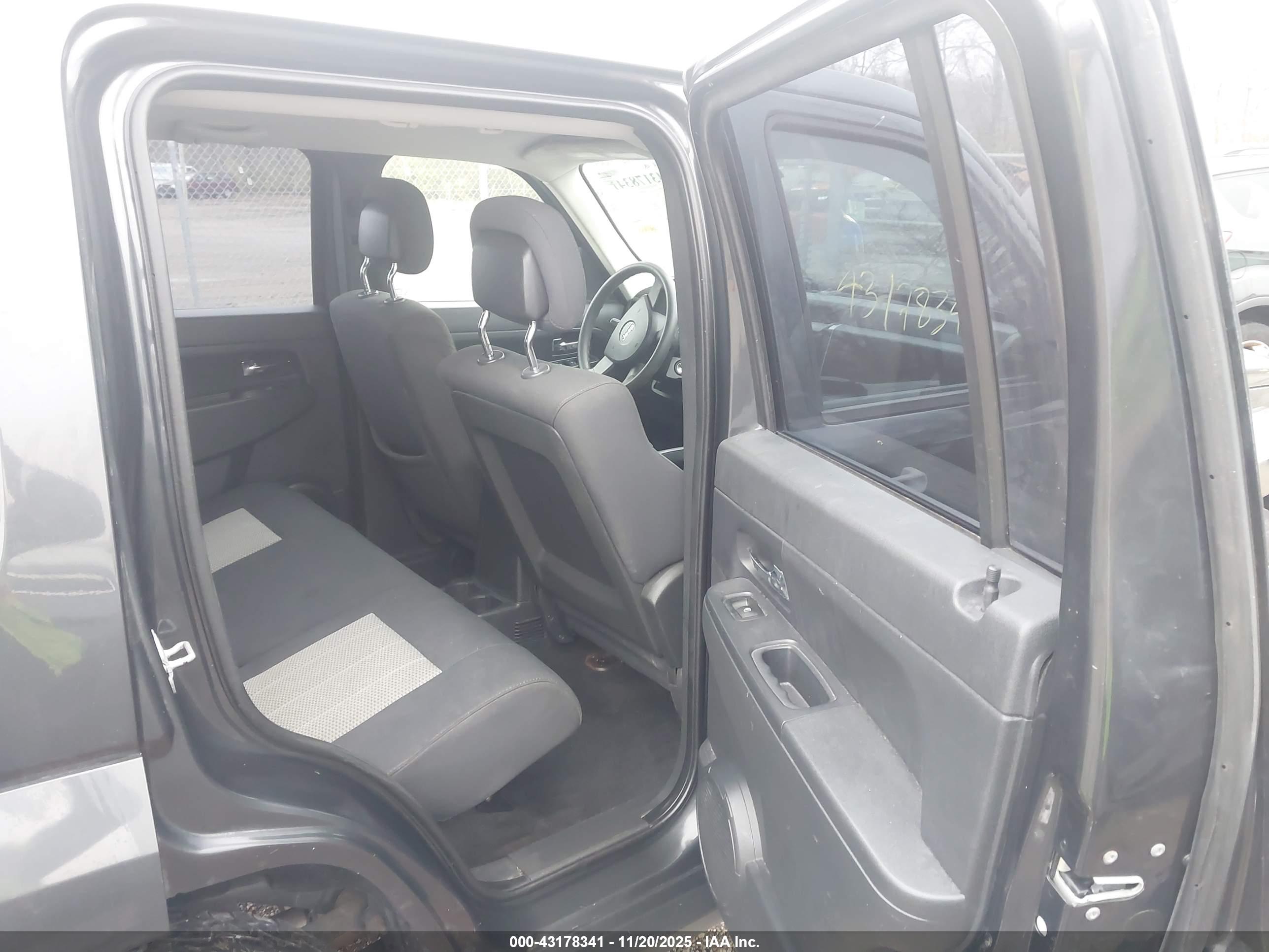 JEEP LIBERTY image 8