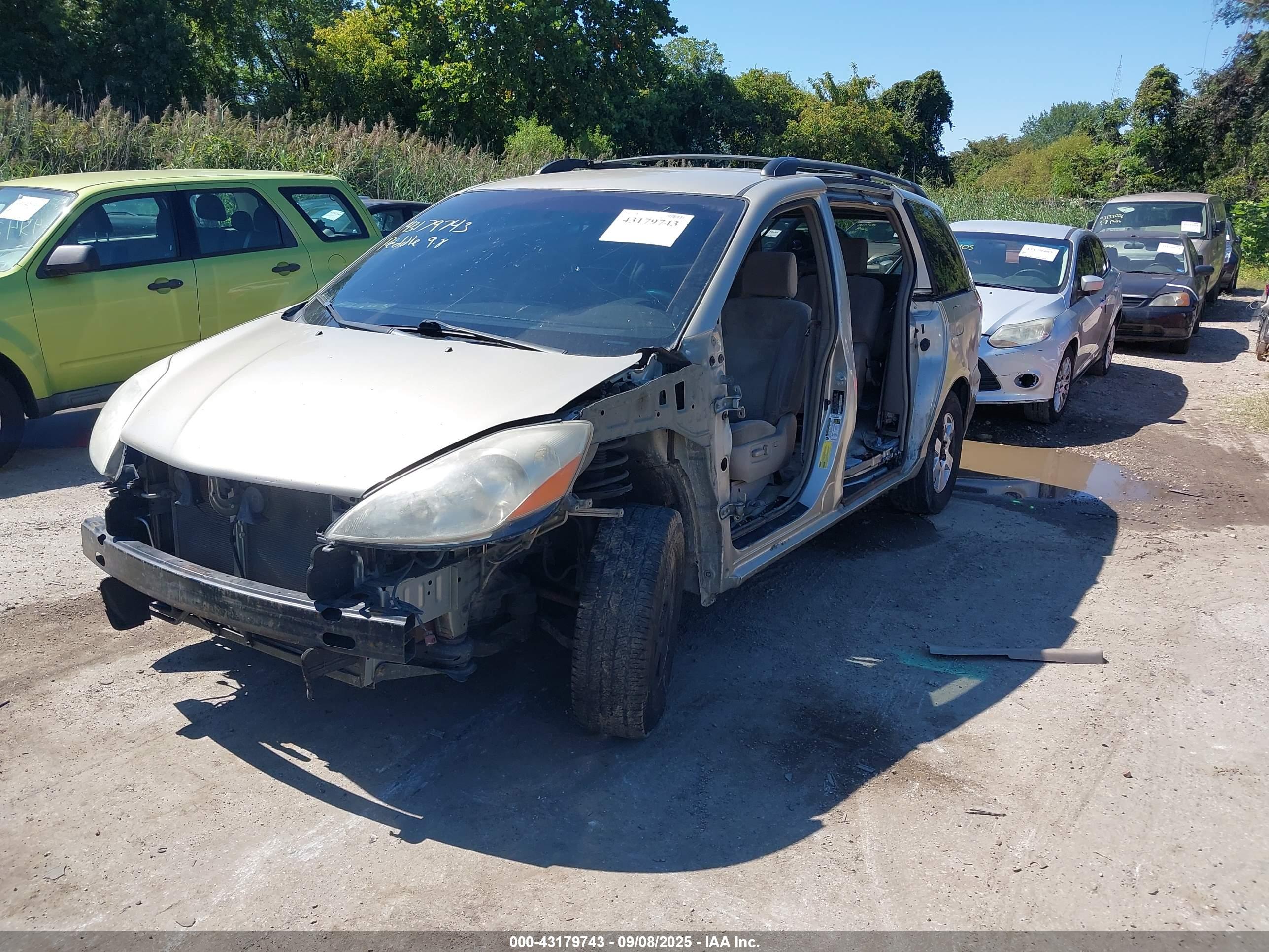TOYOTA SIENNA image 2