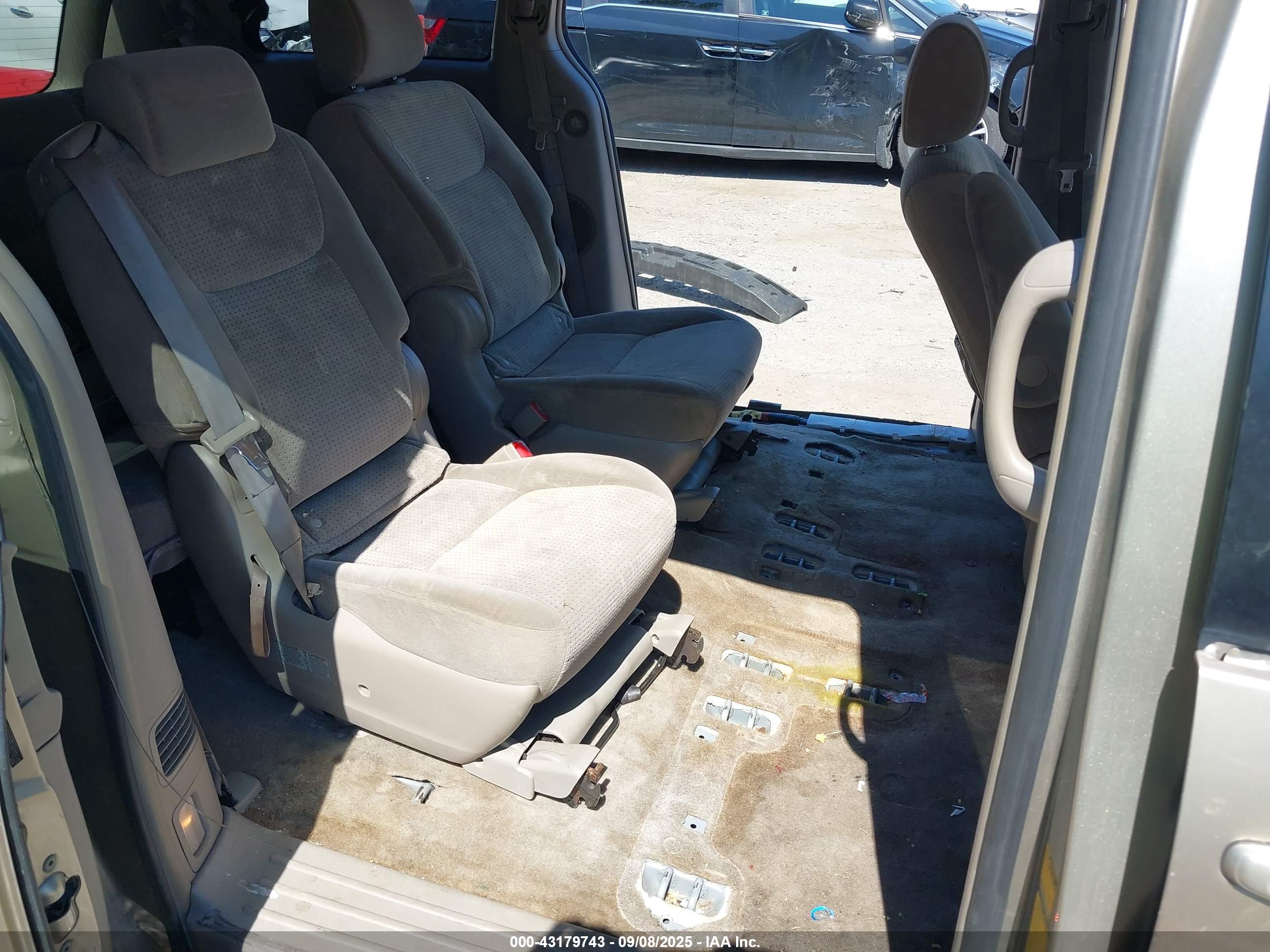 TOYOTA SIENNA image 8