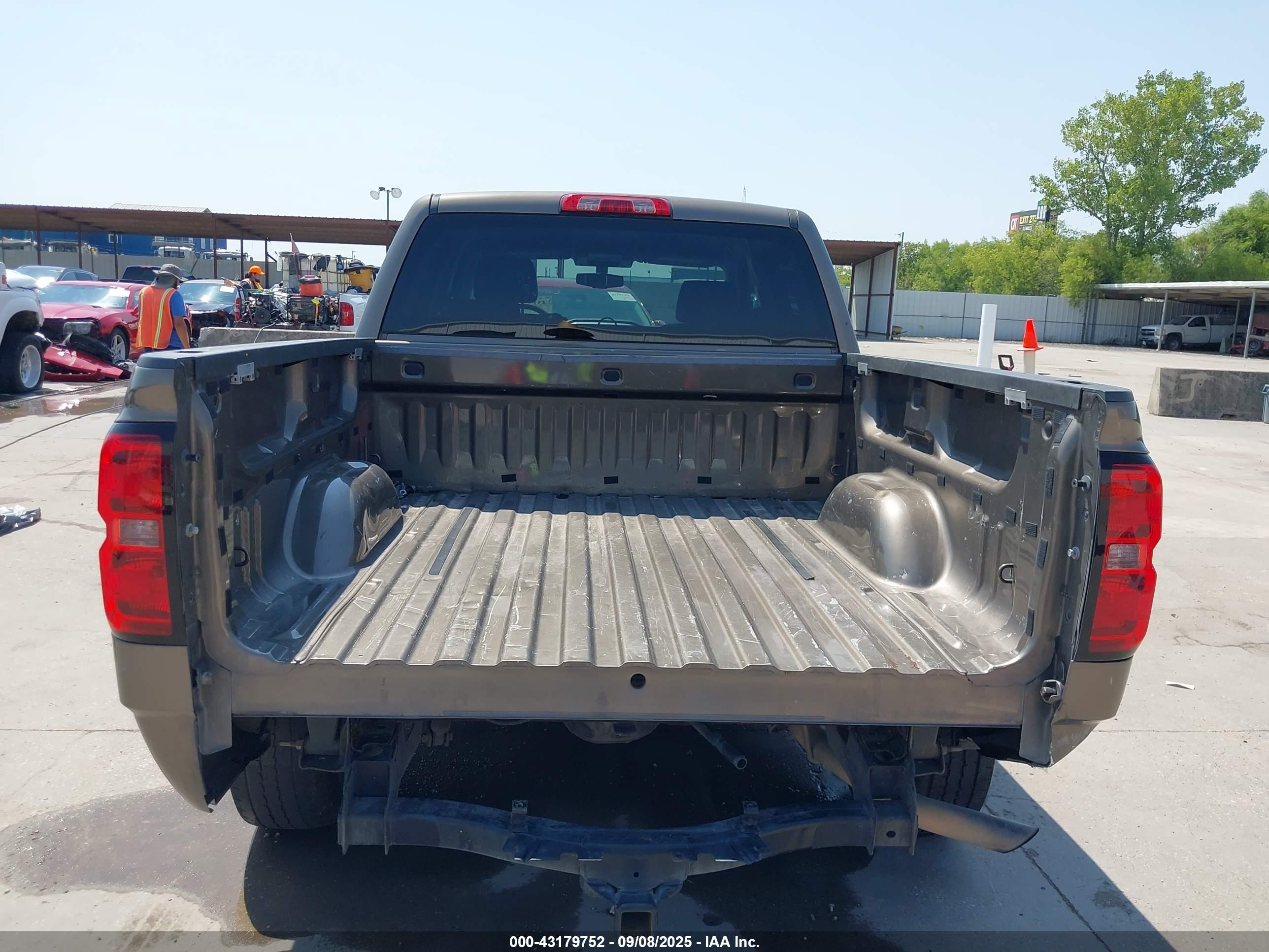 CHEVROLET SILVERADO image 6