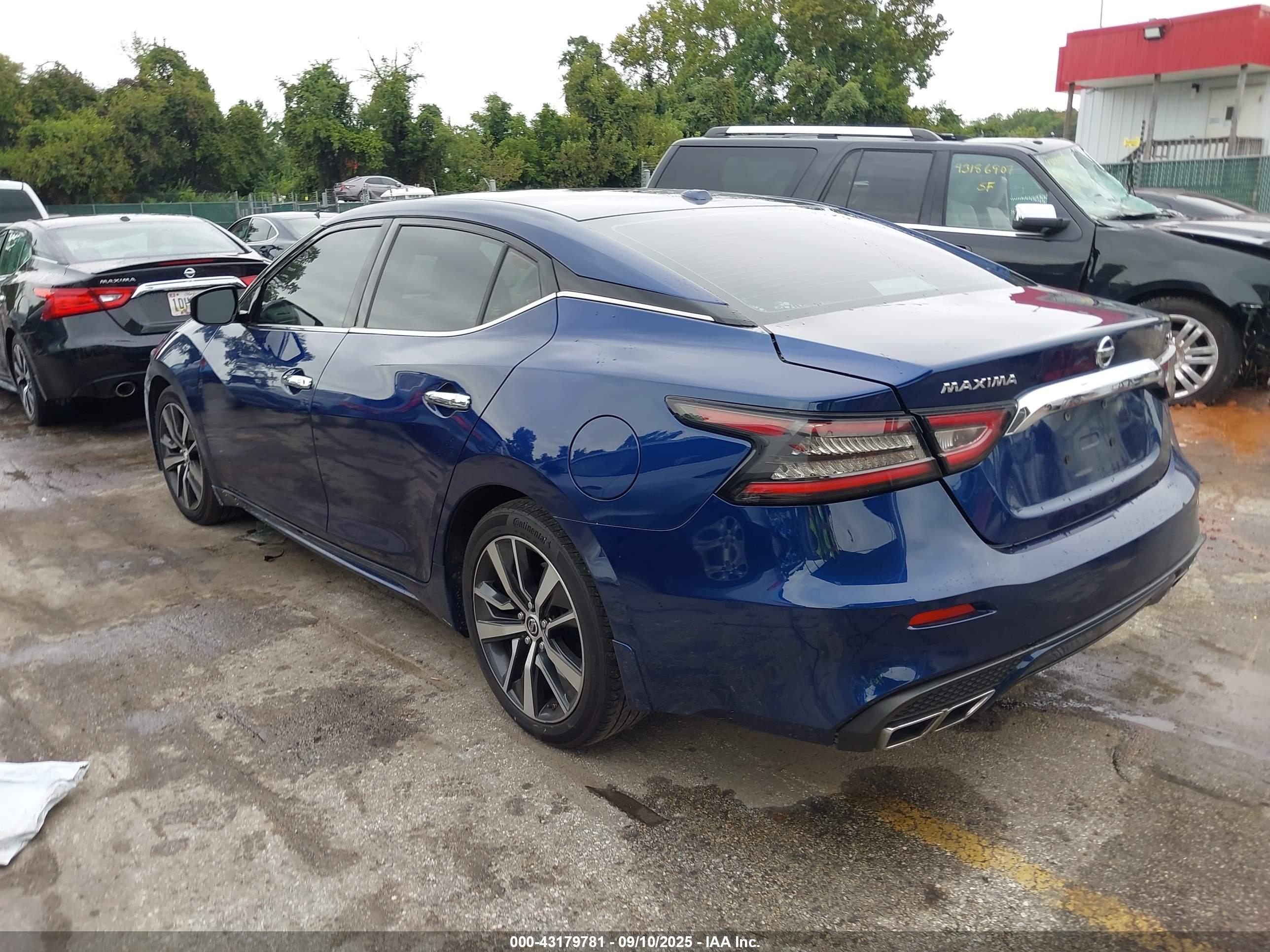 NISSAN MAXIMA image 3