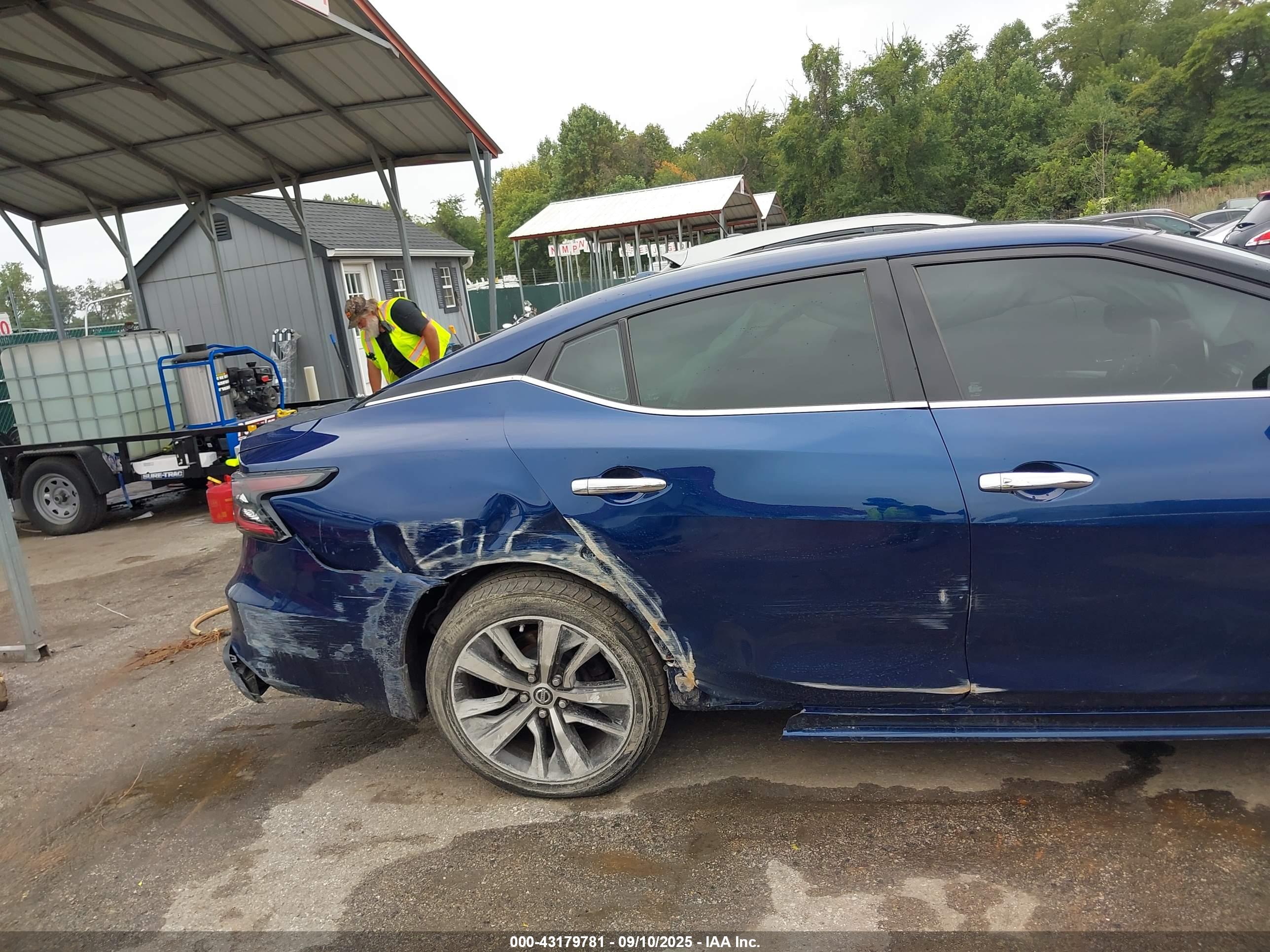 NISSAN MAXIMA image 6
