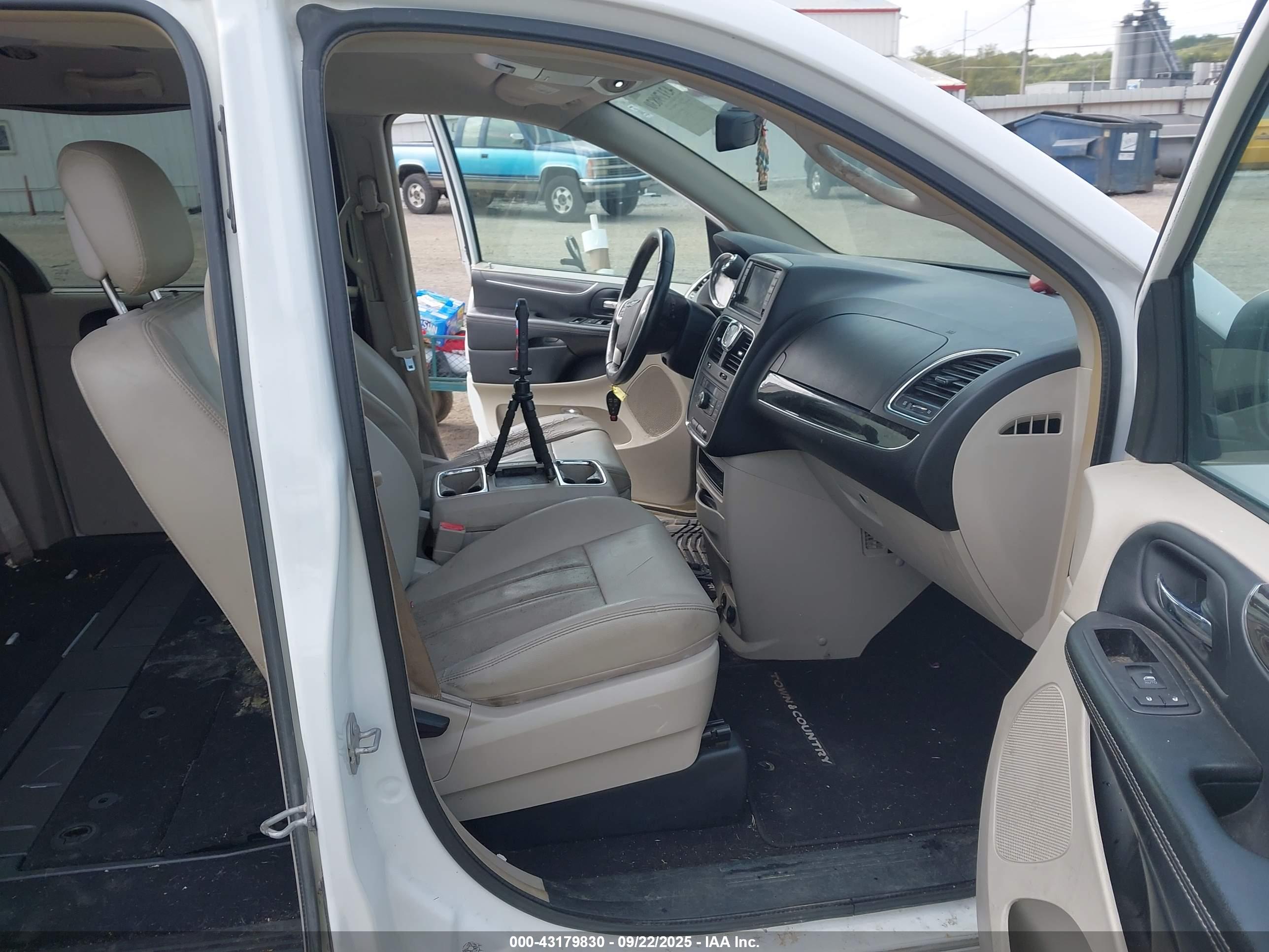 CHRYSLER TOWN image 5