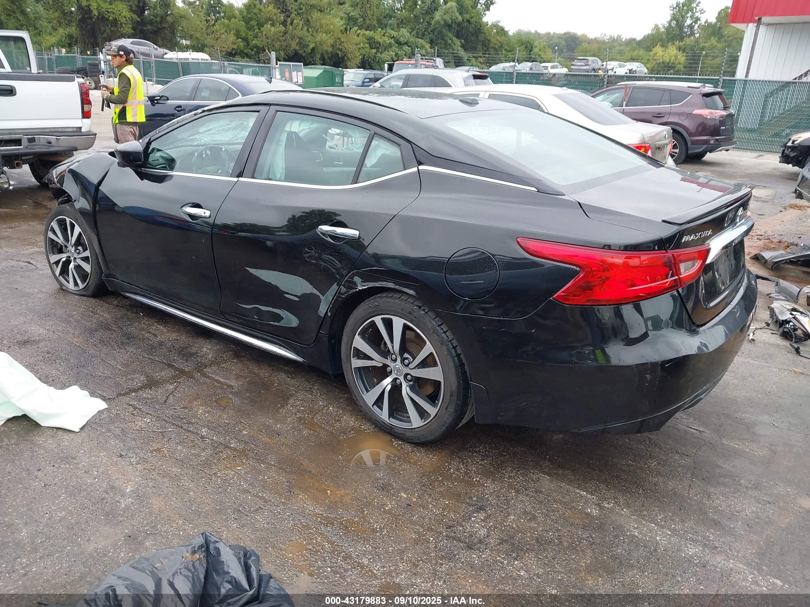 NISSAN MAXIMA image 3