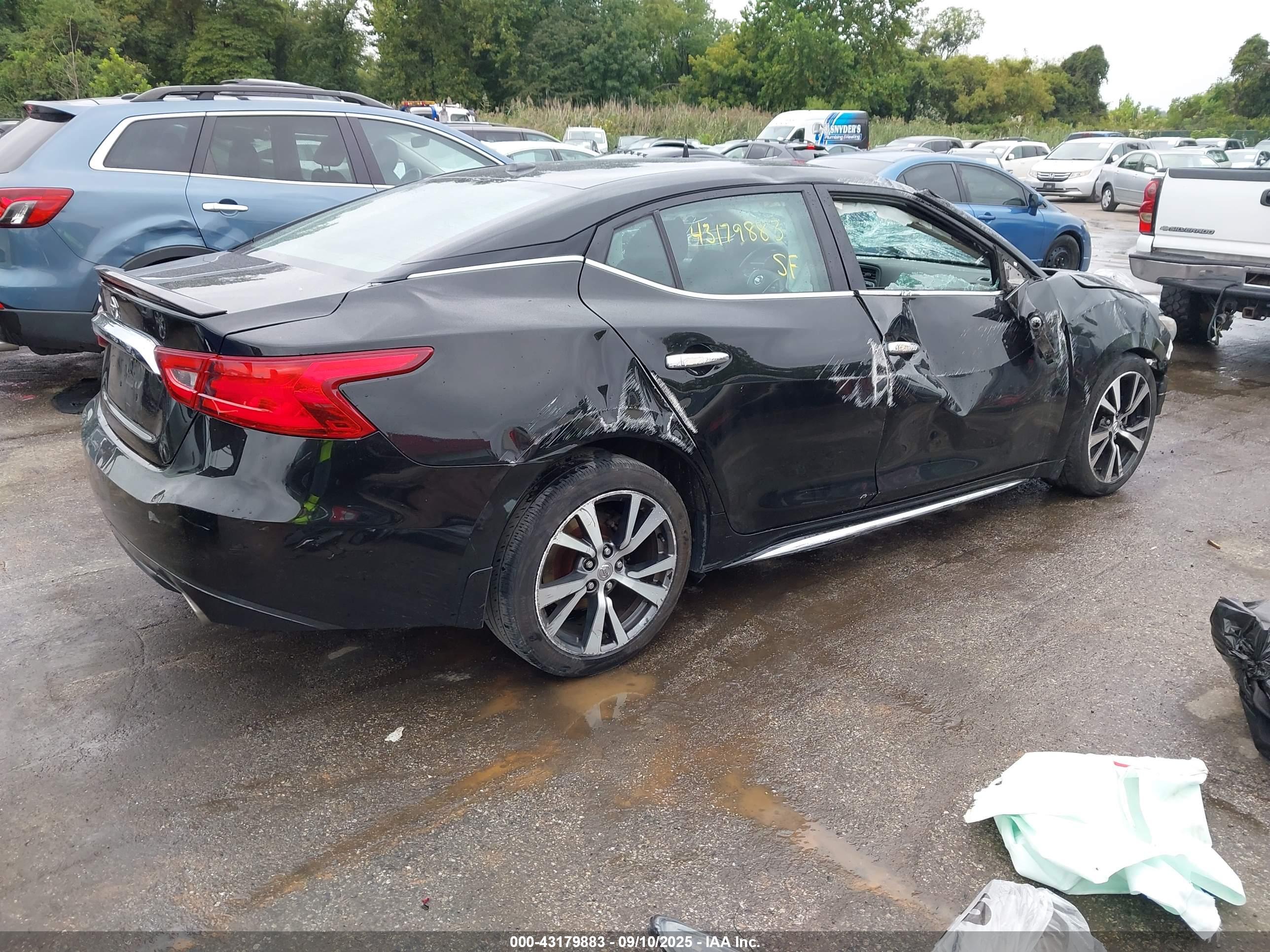 NISSAN MAXIMA image 4