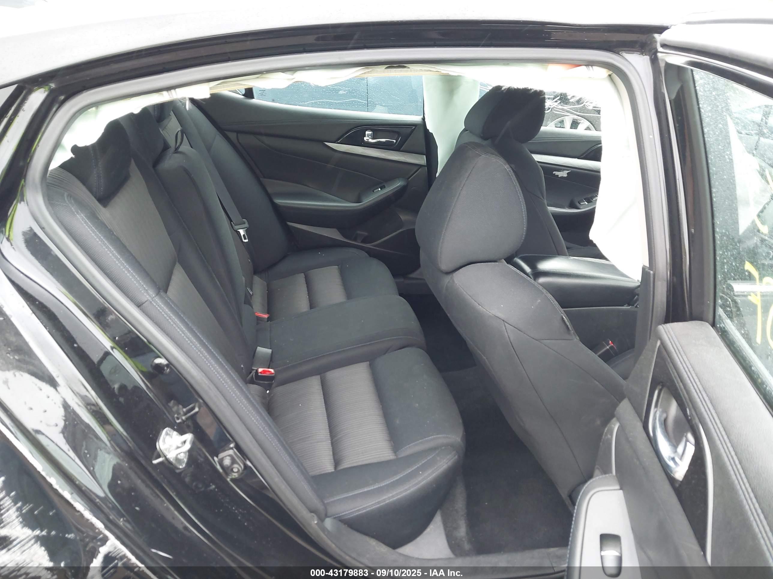 NISSAN MAXIMA image 8