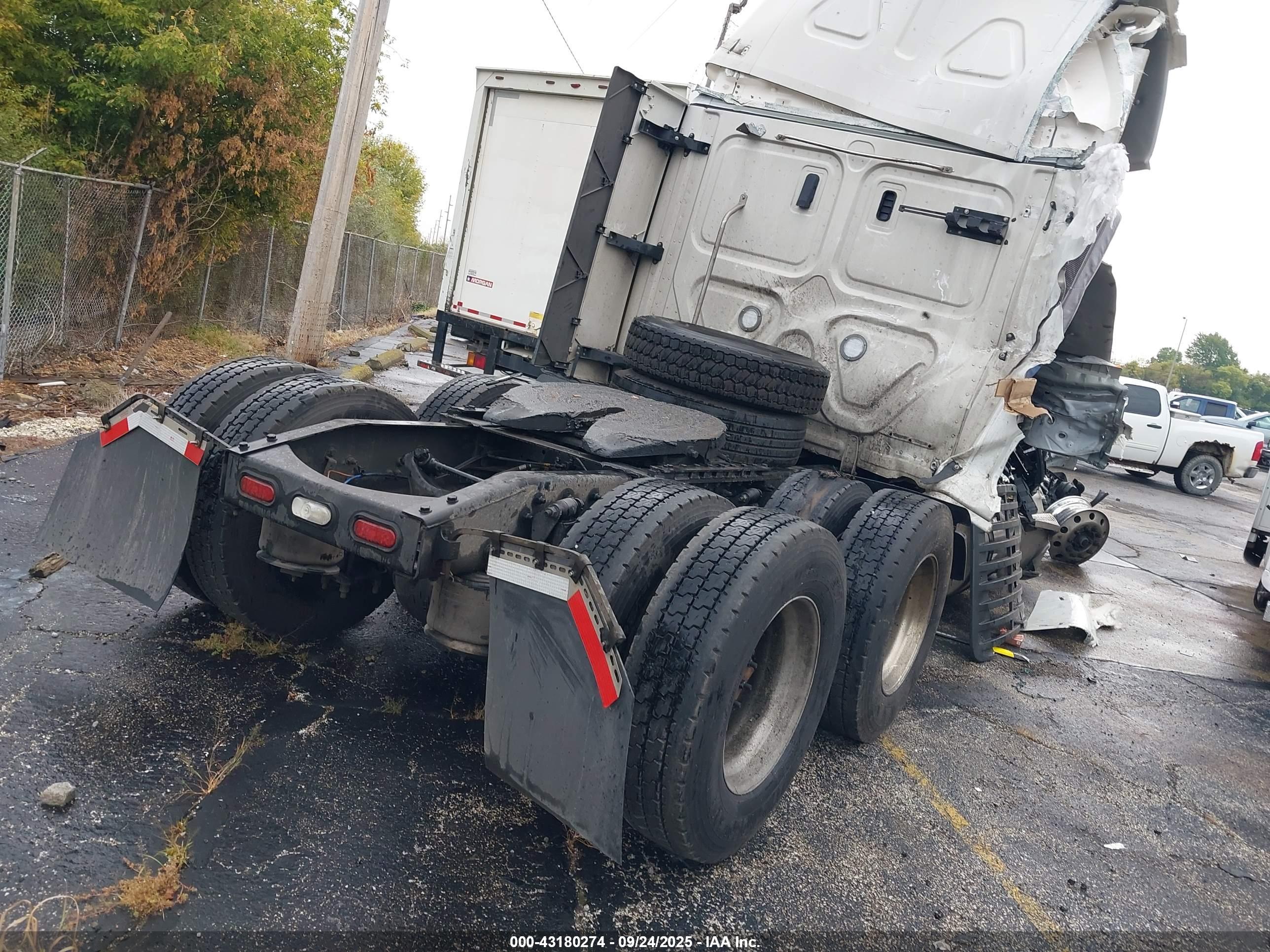 FREIGHTLINER NEW image 4