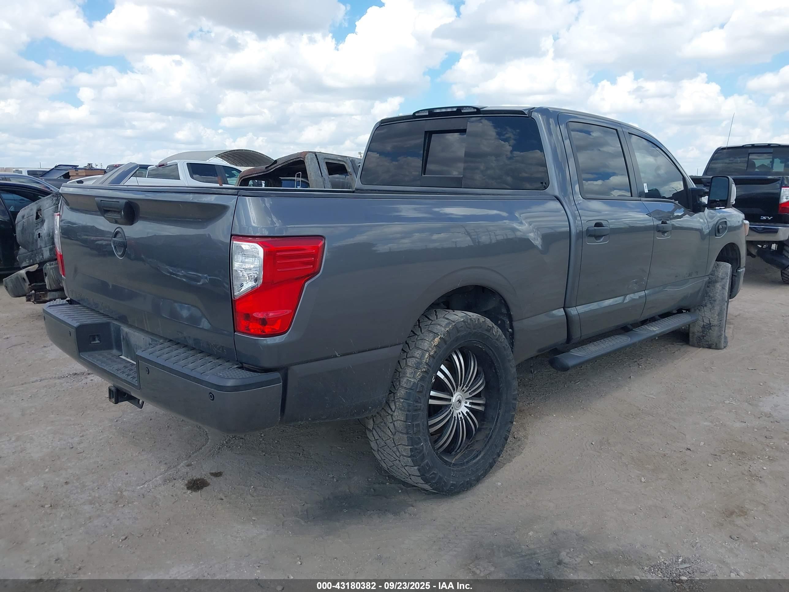 NISSAN TITAN image 4