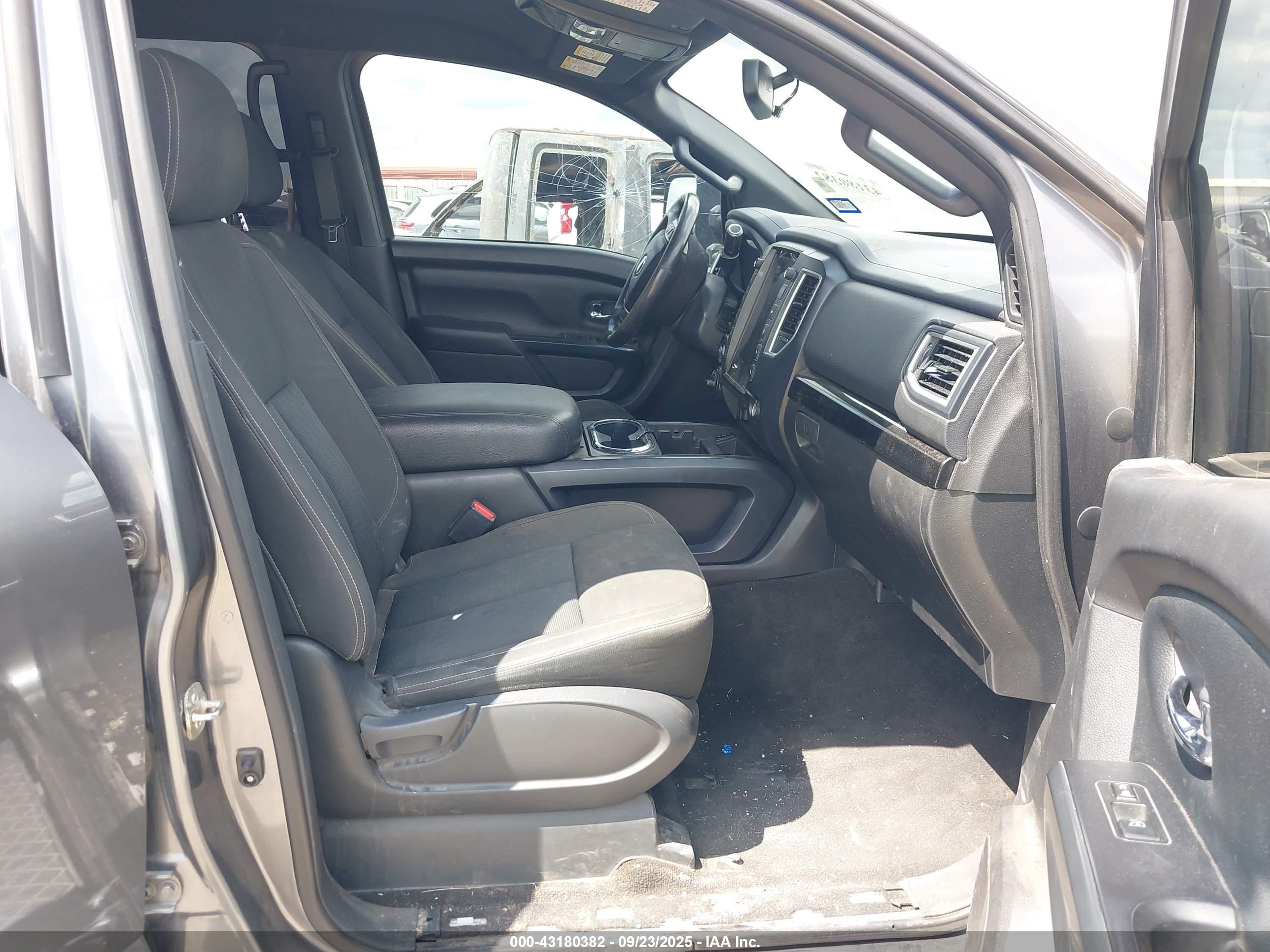 NISSAN TITAN image 5
