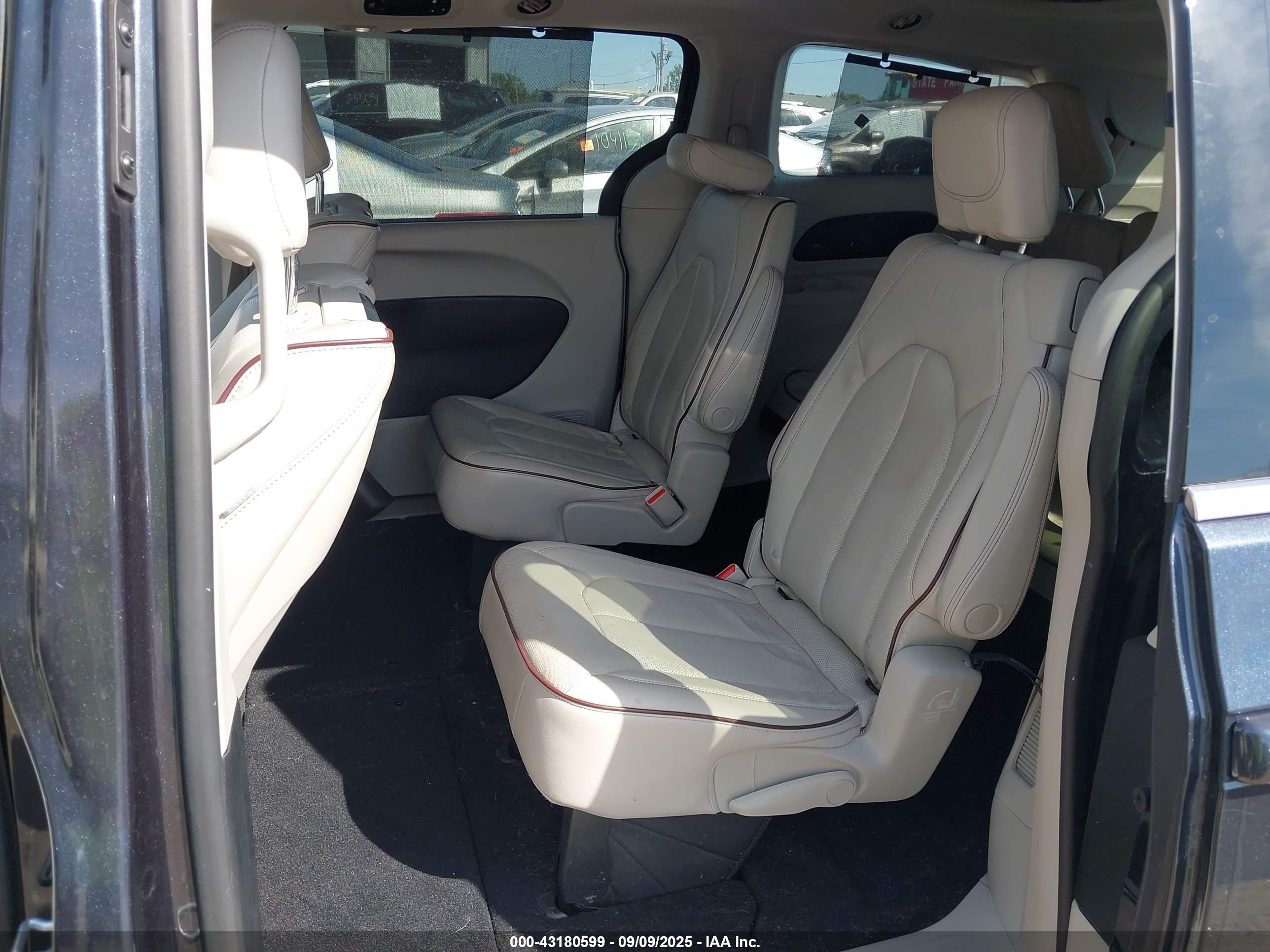 CHRYSLER PACIFICA image 8