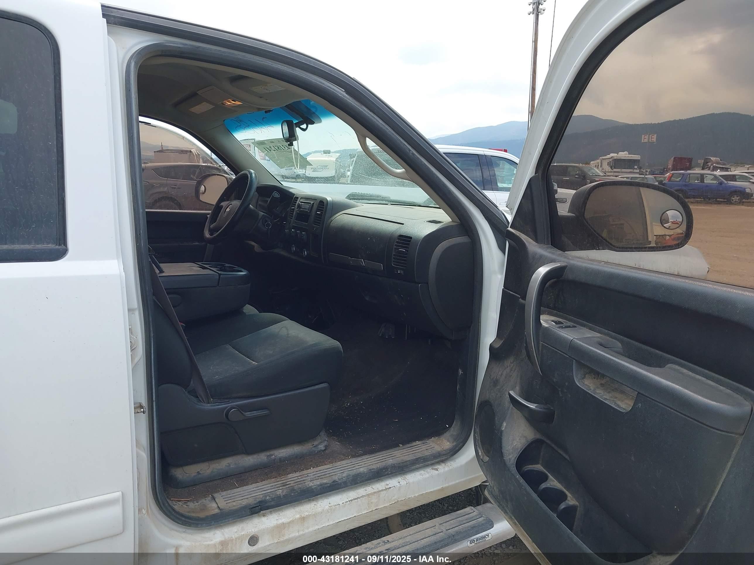 CHEVROLET SILVERADO image 5