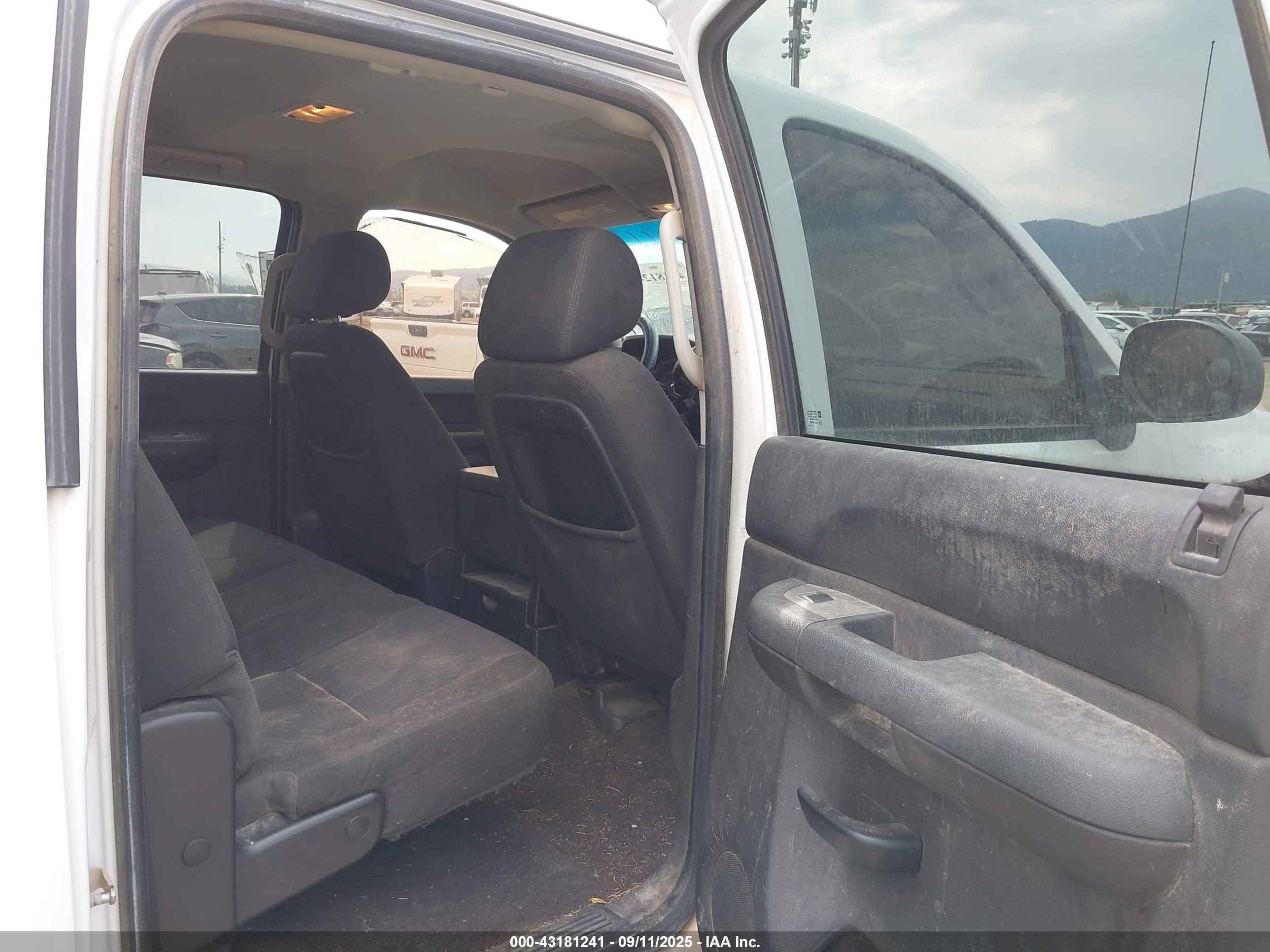 CHEVROLET SILVERADO image 8
