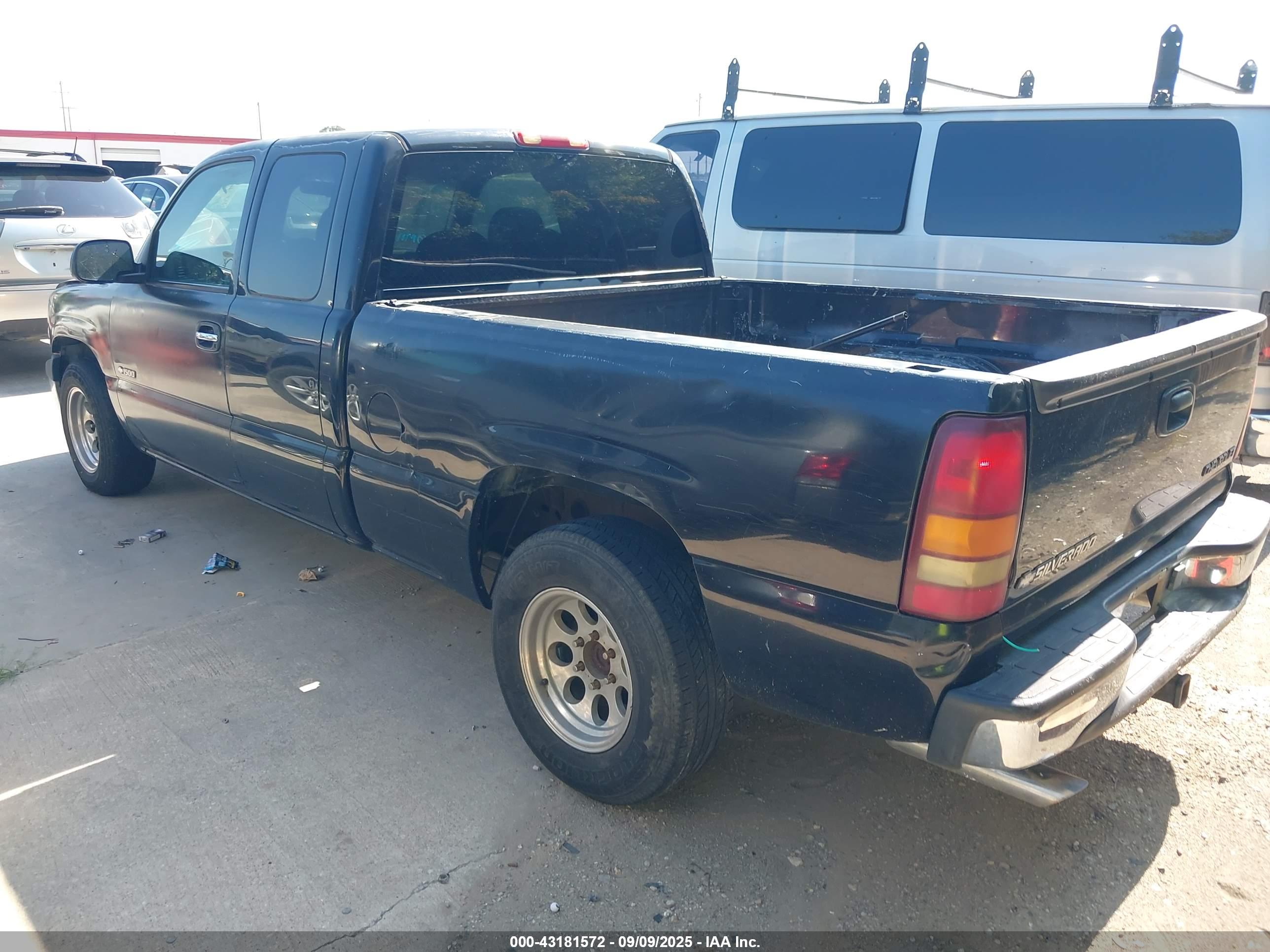 CHEVROLET SILVERADO image 3