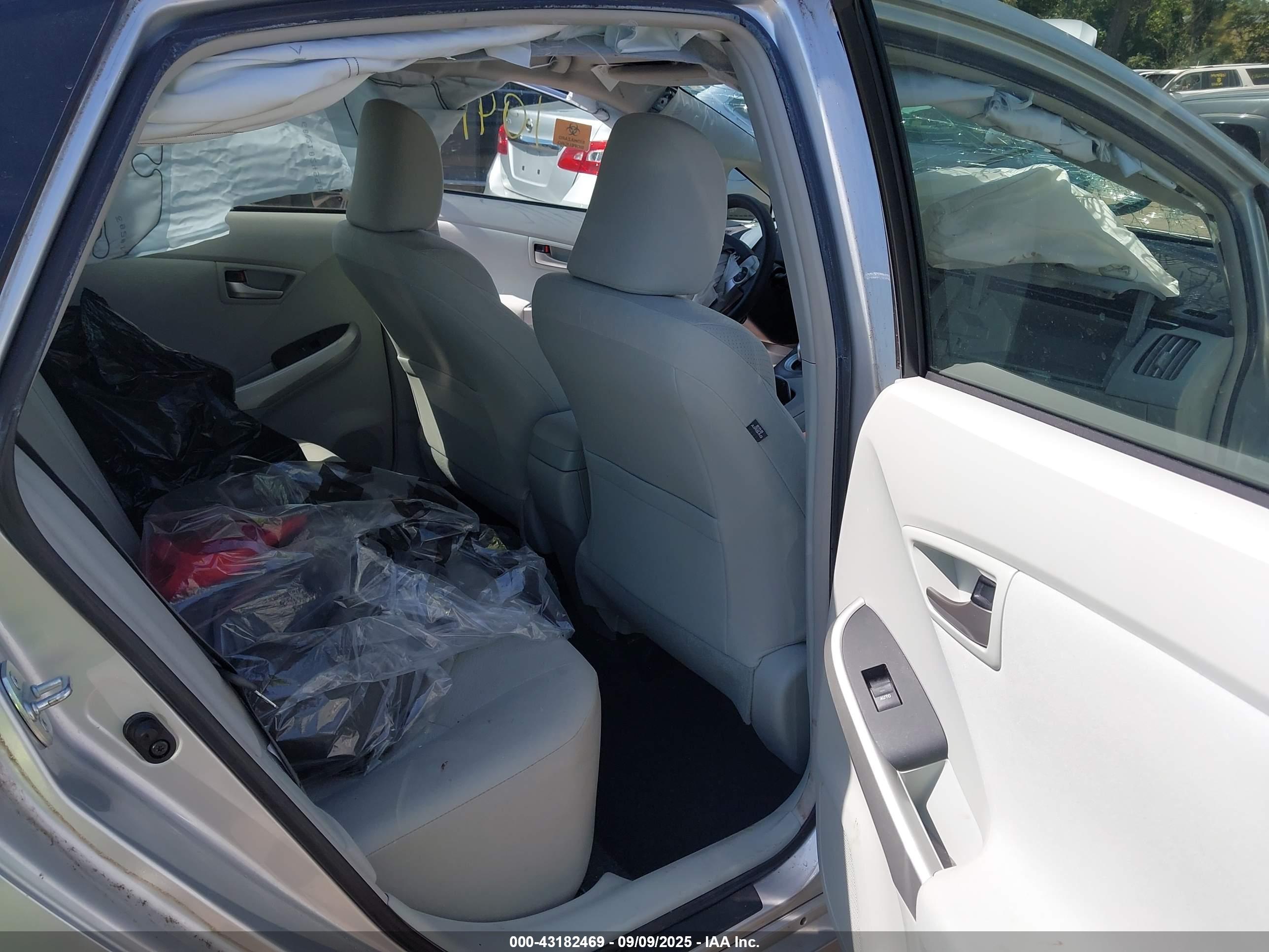 TOYOTA PRIUS image 8