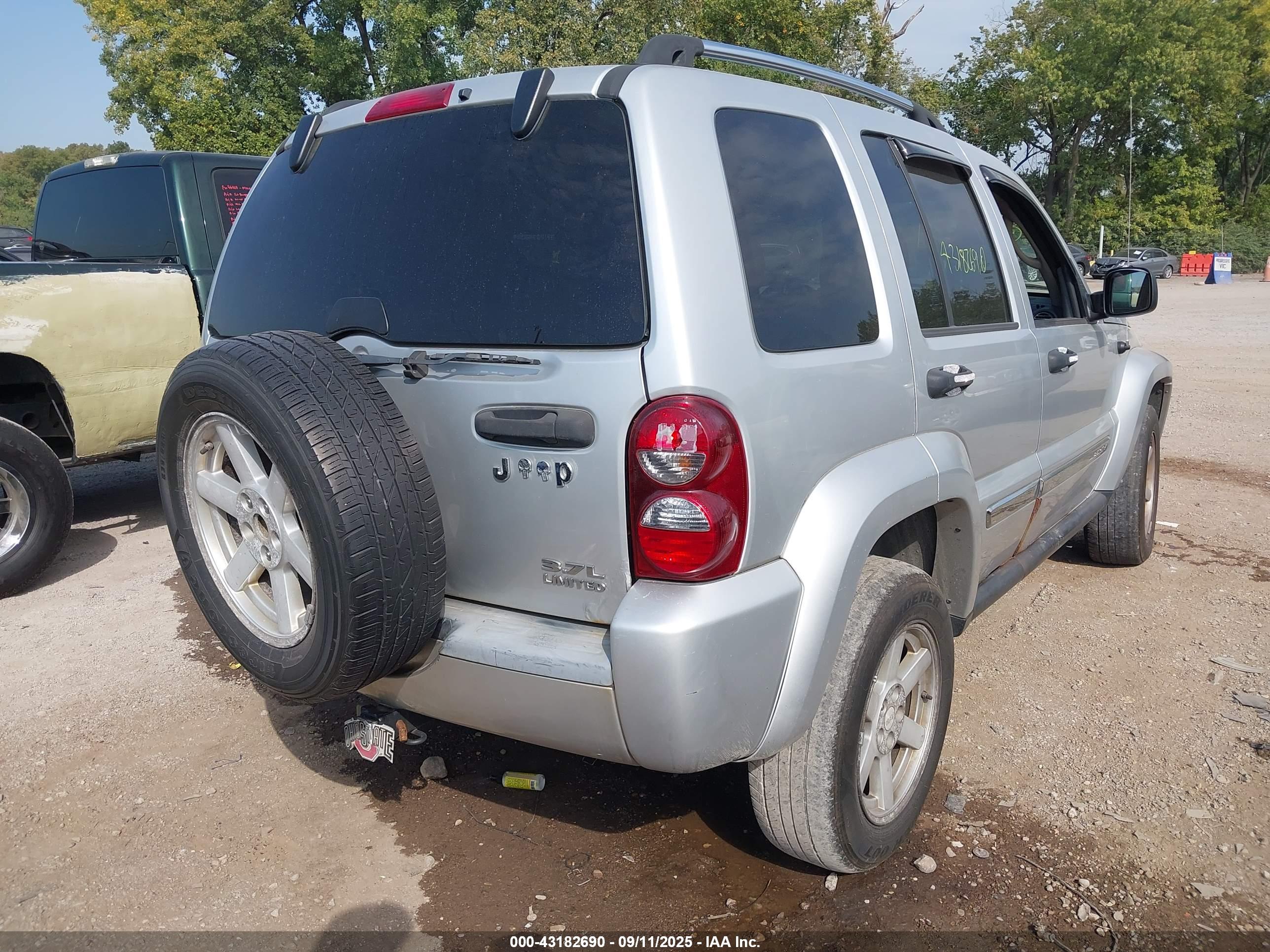 JEEP LIBERTY image 4