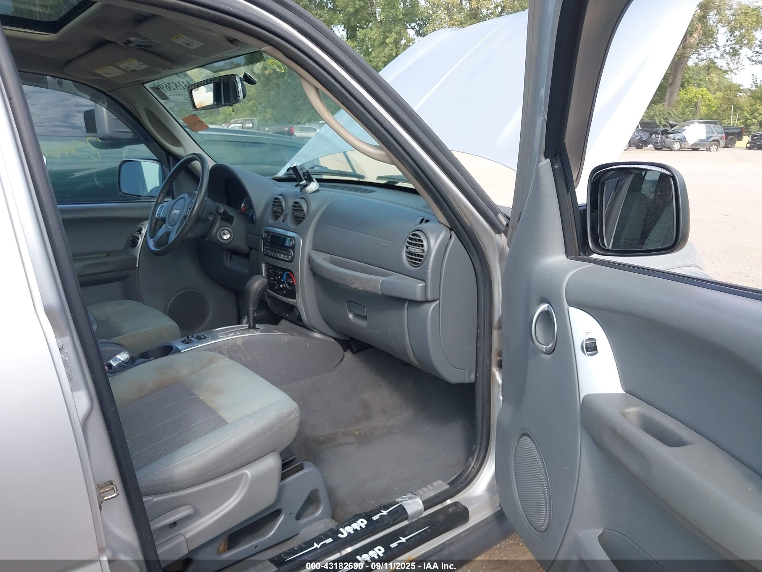 JEEP LIBERTY image 5