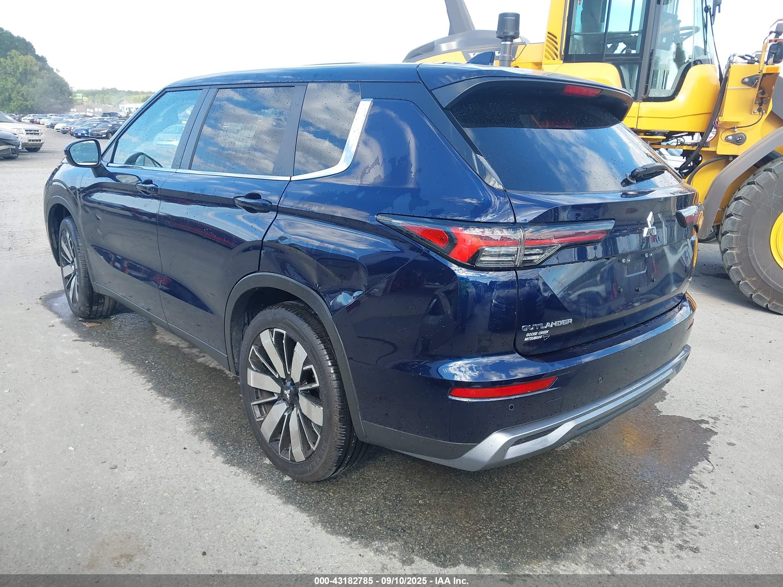 MITSUBISHI OUTLANDER image 3