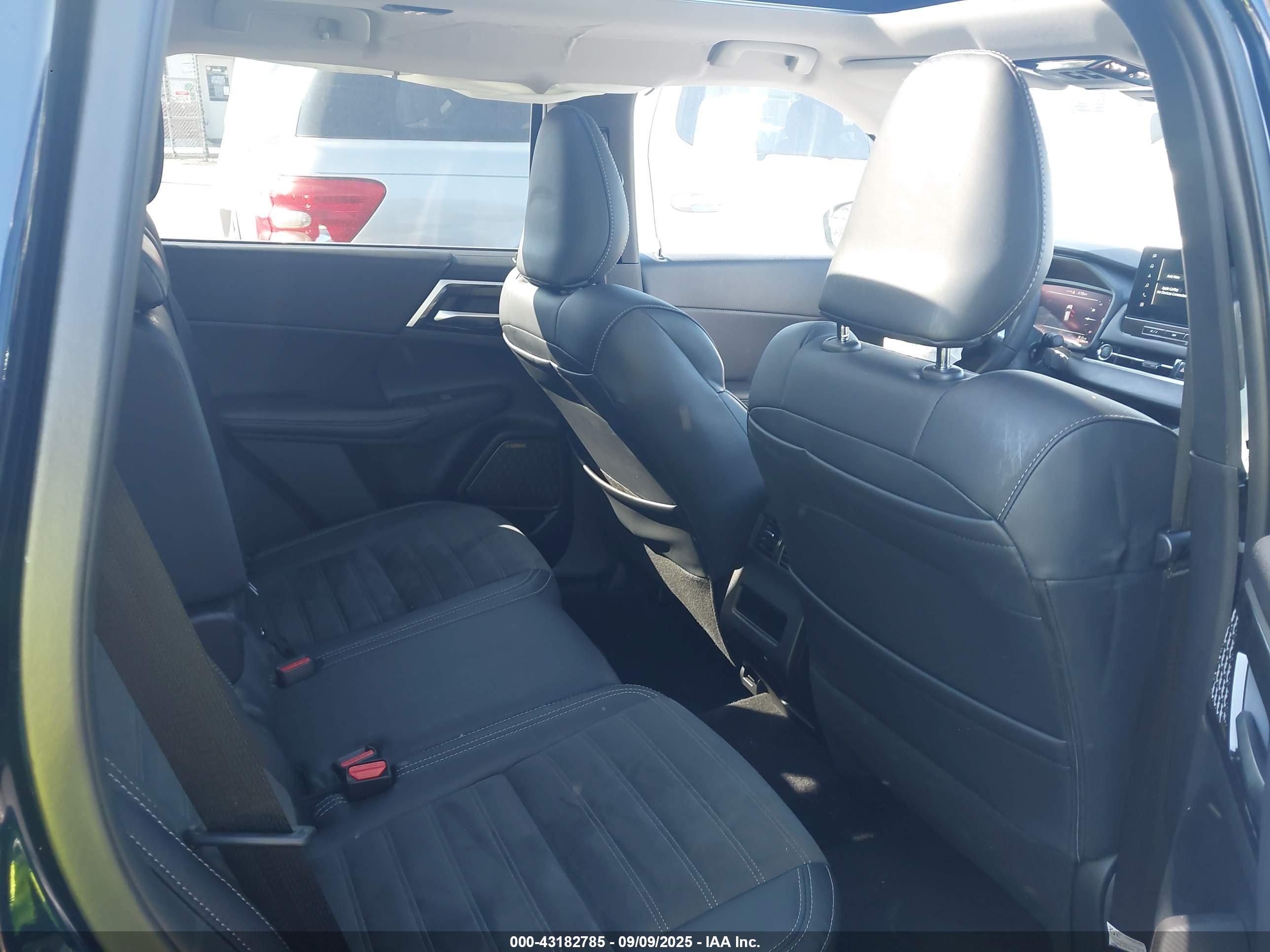 MITSUBISHI OUTLANDER image 8