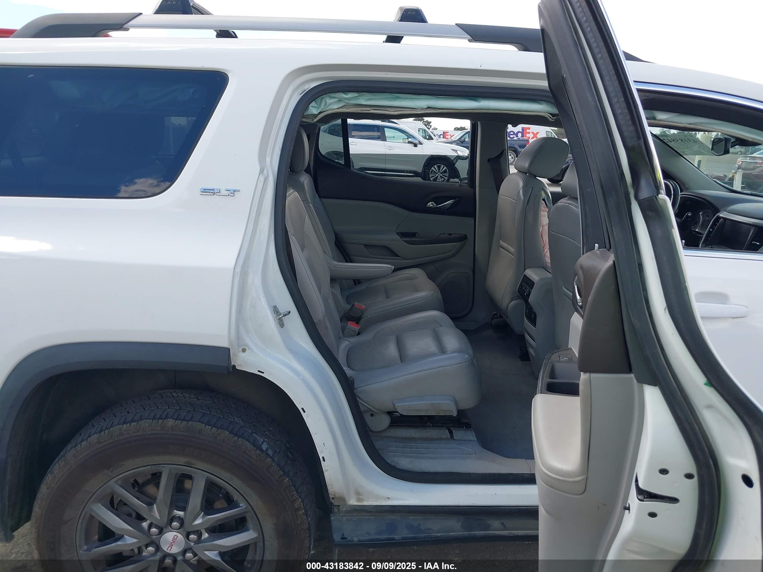 GMC ACADIA image 8