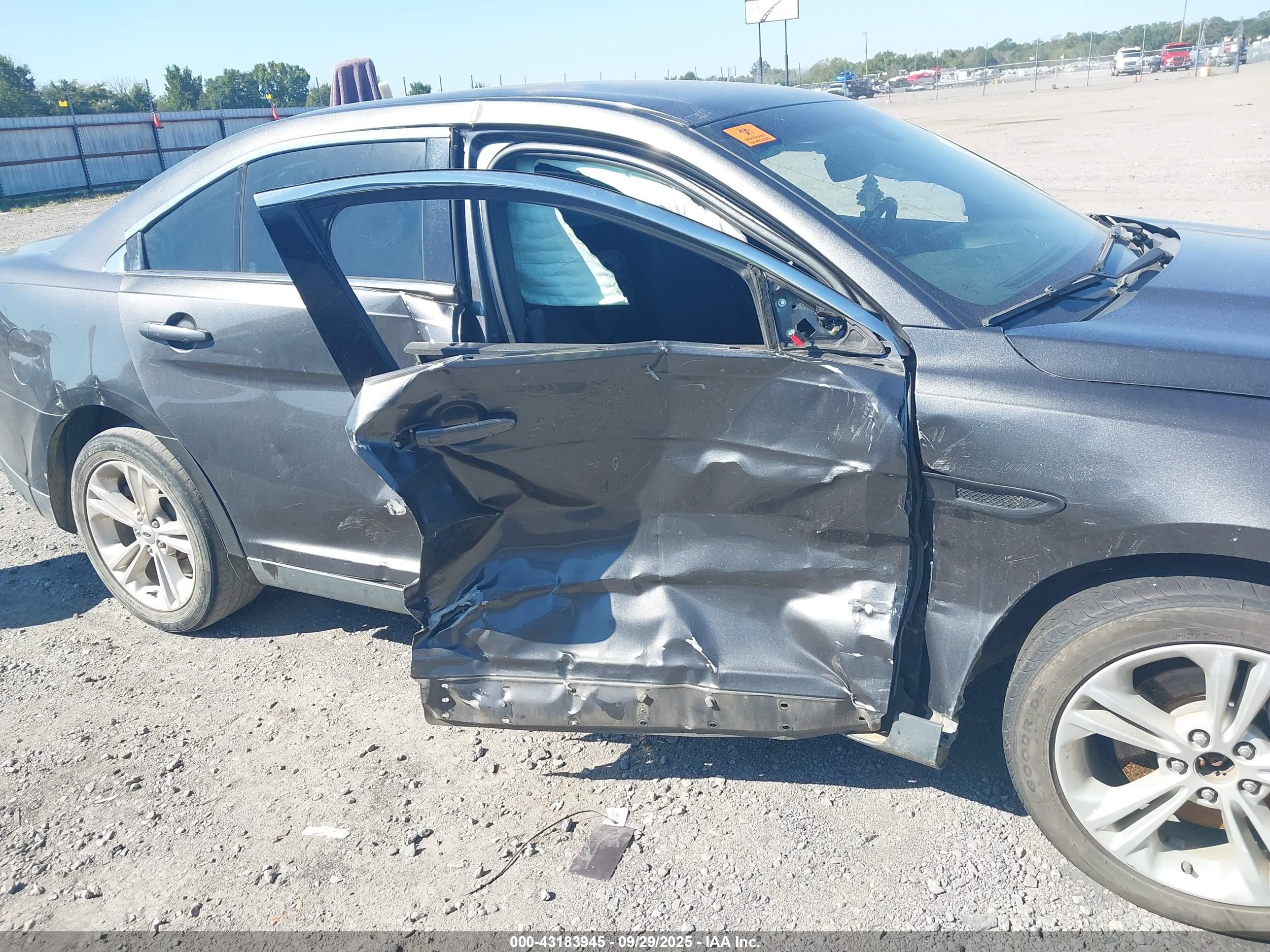 FORD TAURUS image 6