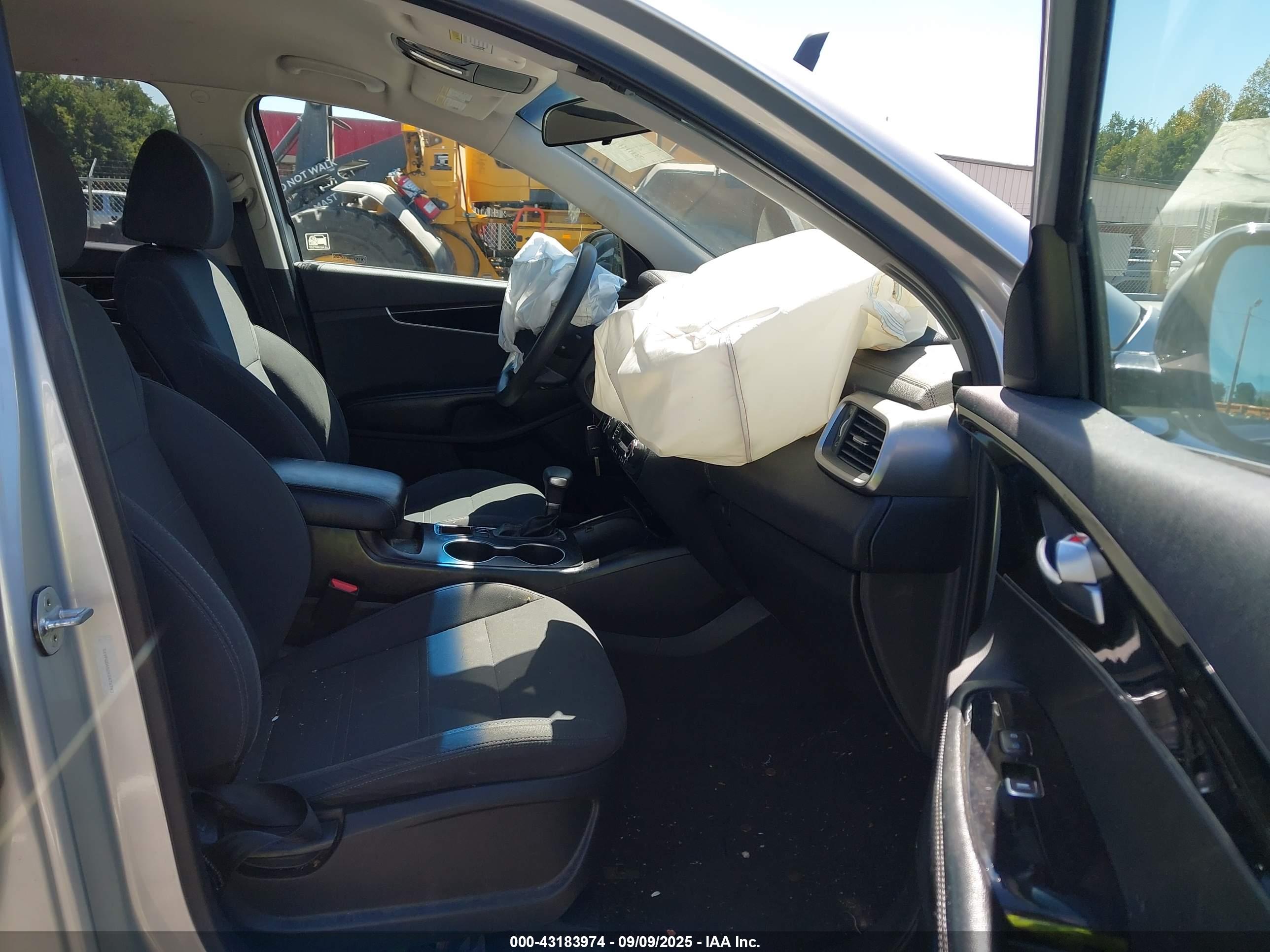 KIA SORENTO image 5