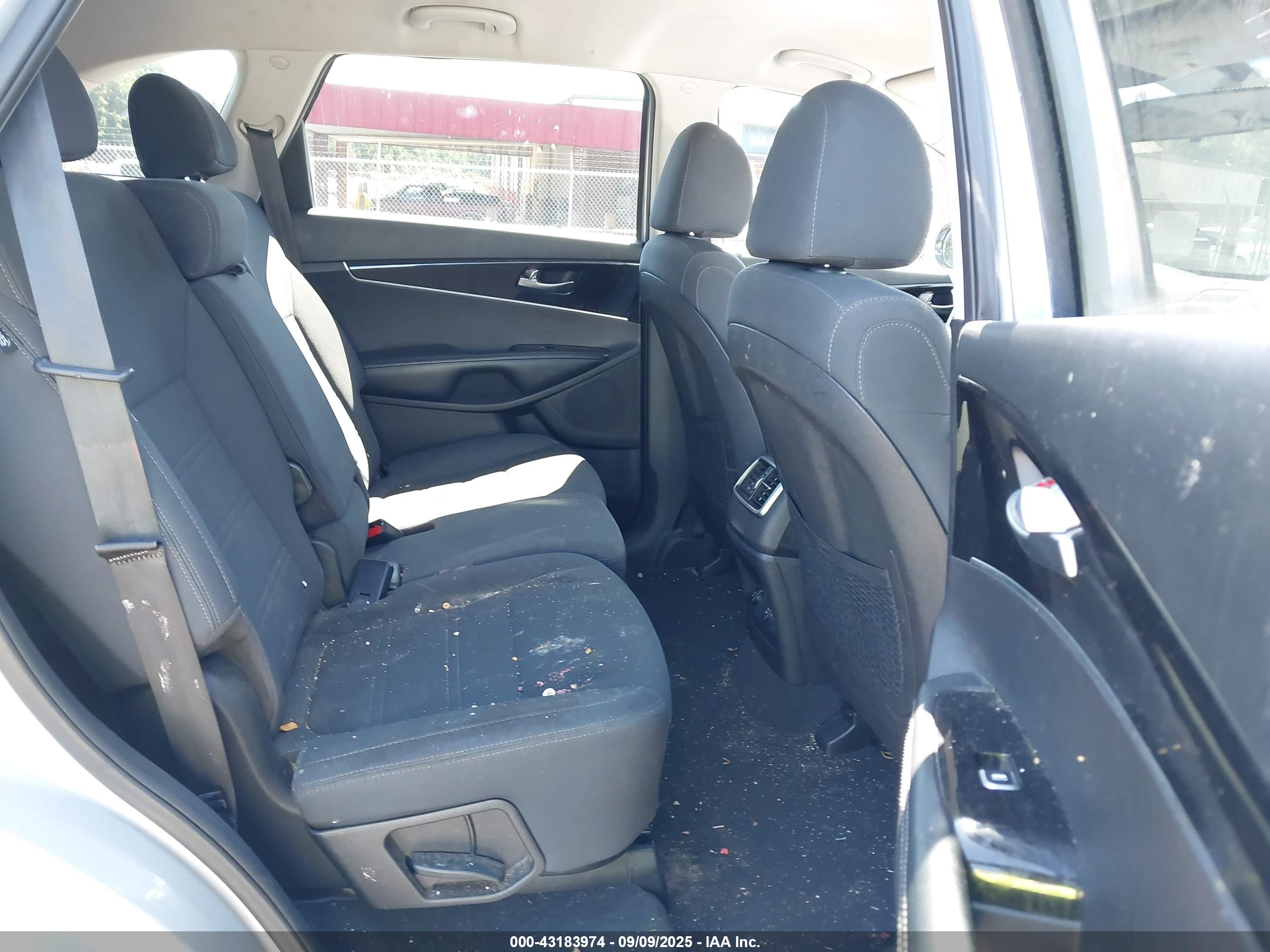 KIA SORENTO image 8