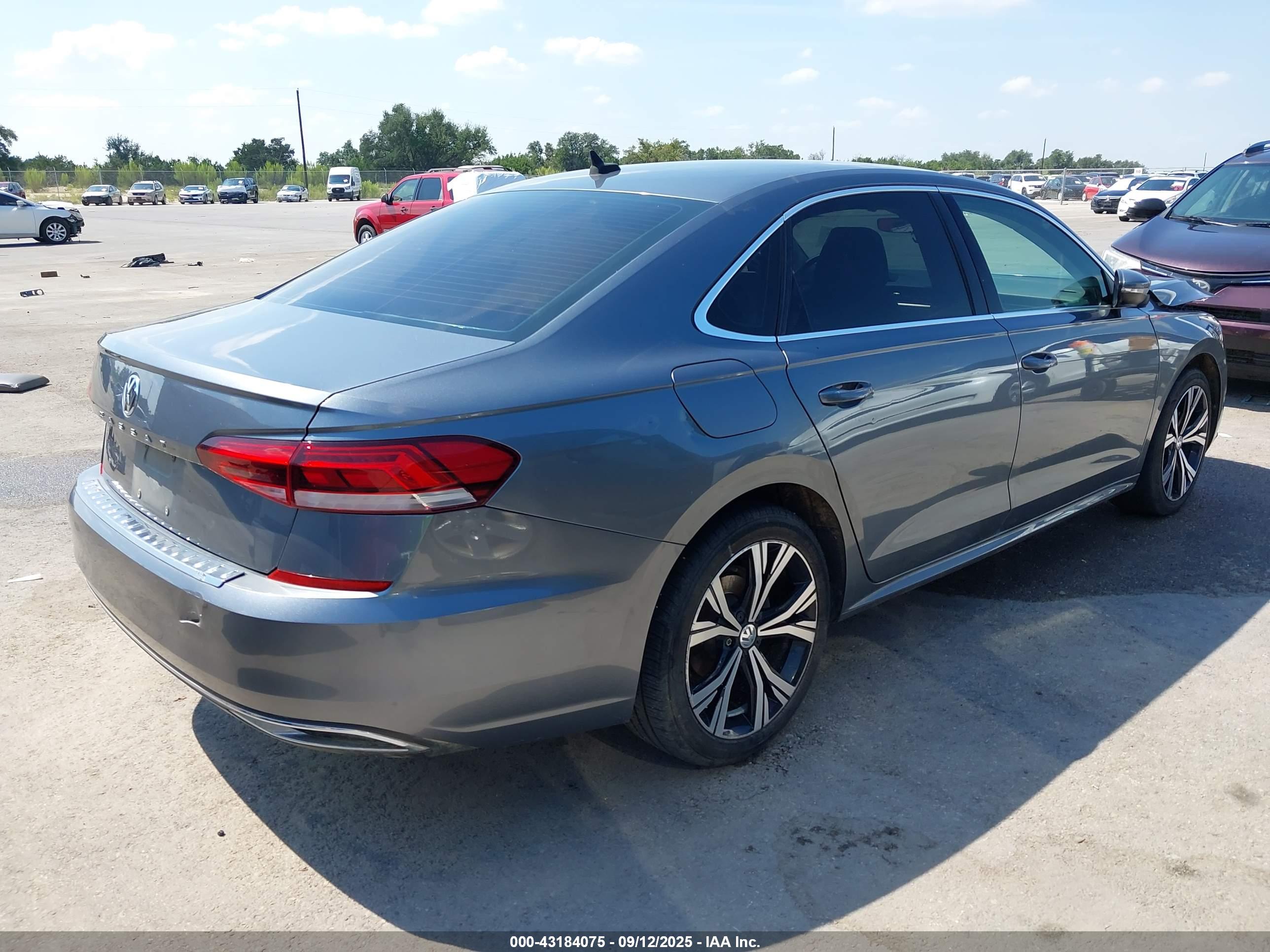 VOLKSWAGEN PASSAT image 4