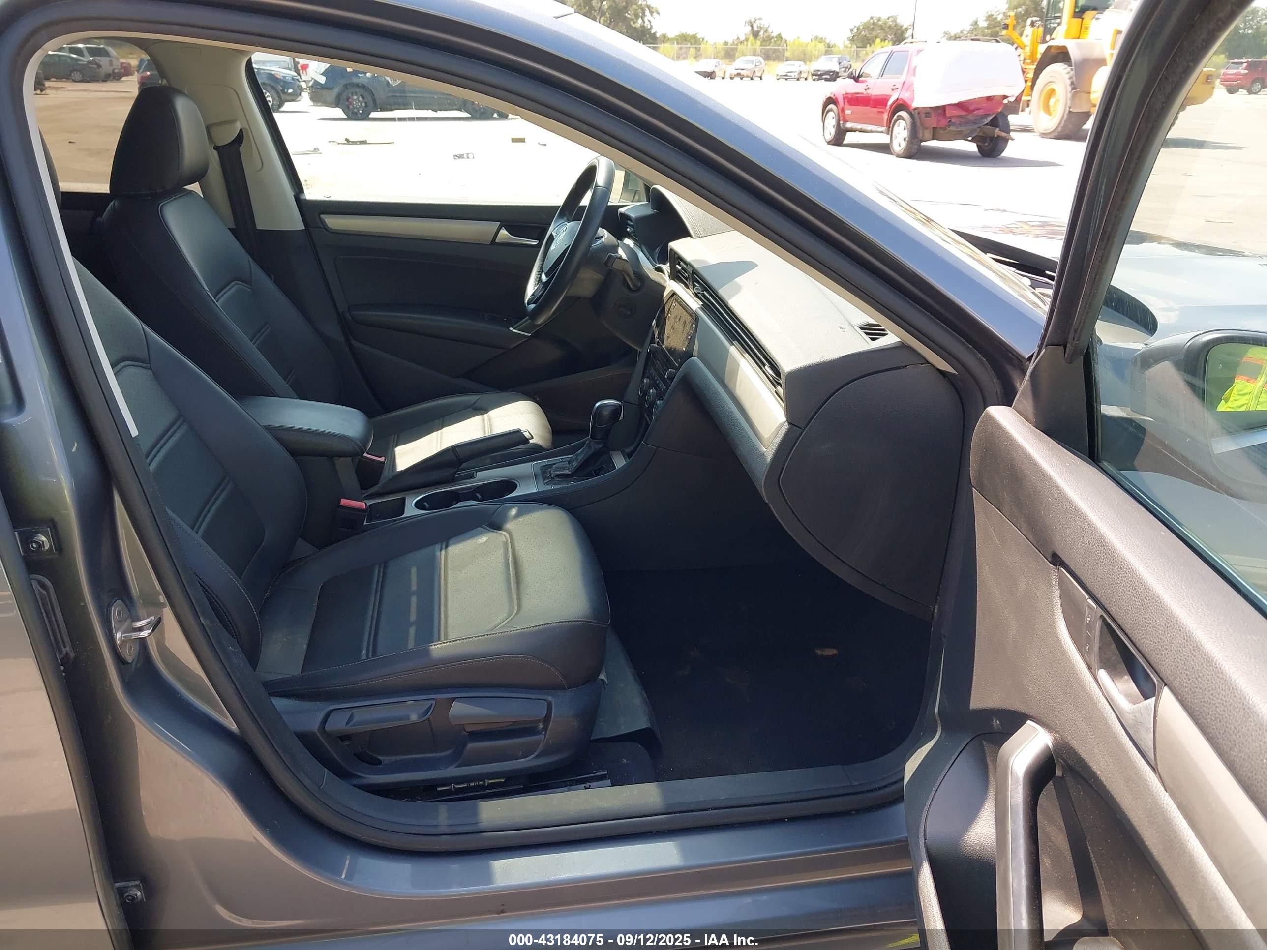 VOLKSWAGEN PASSAT image 5