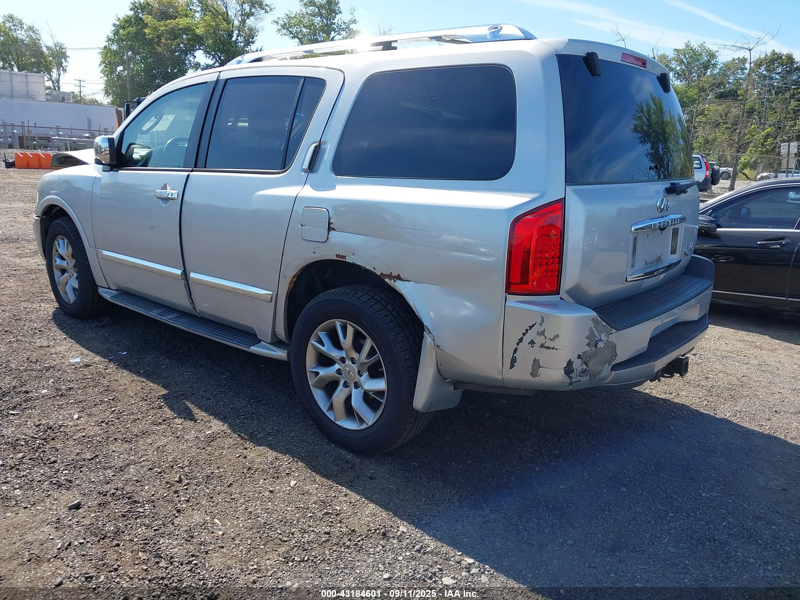 INFINITI QX56 image 3