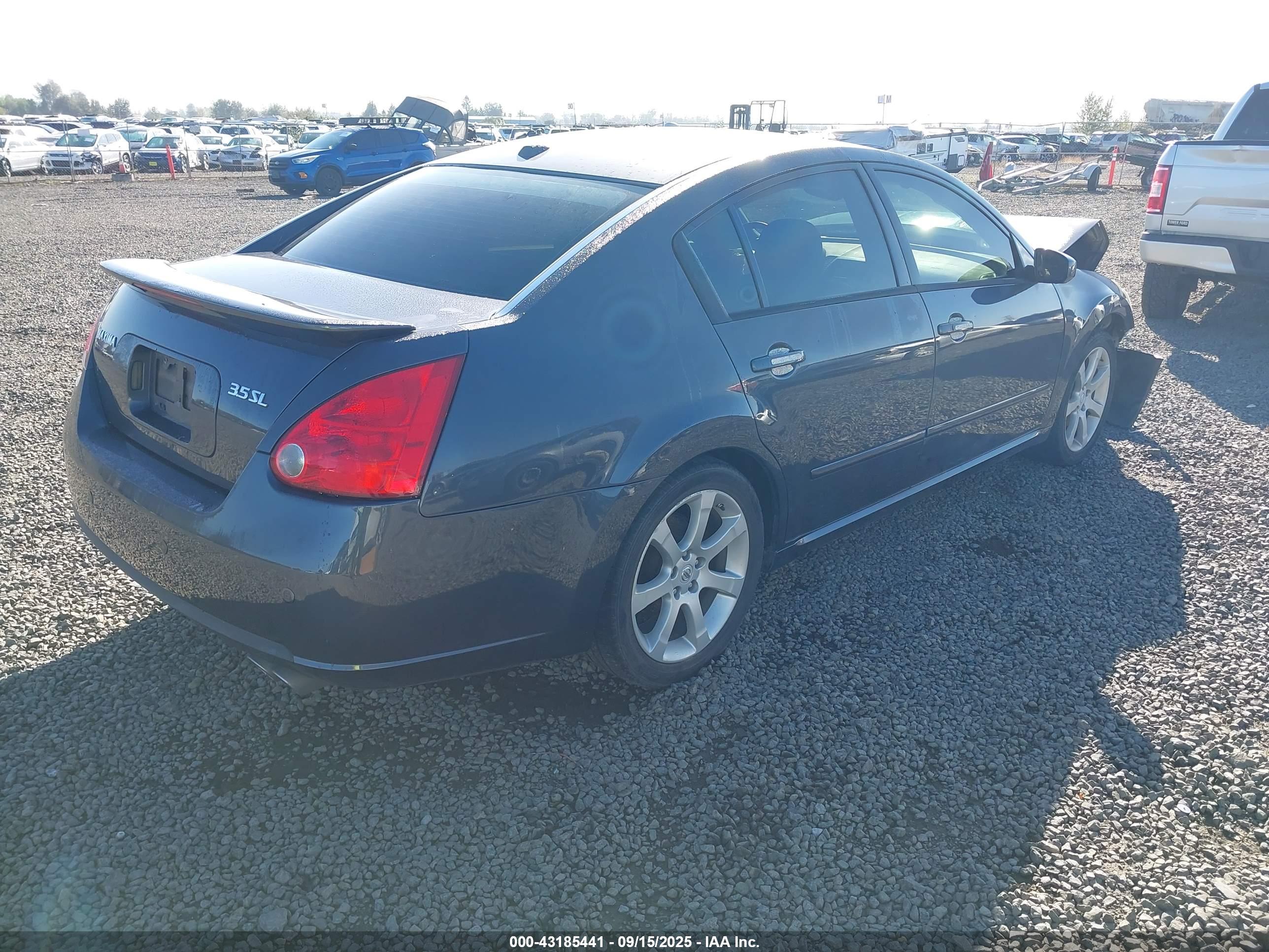 NISSAN MAXIMA image 4