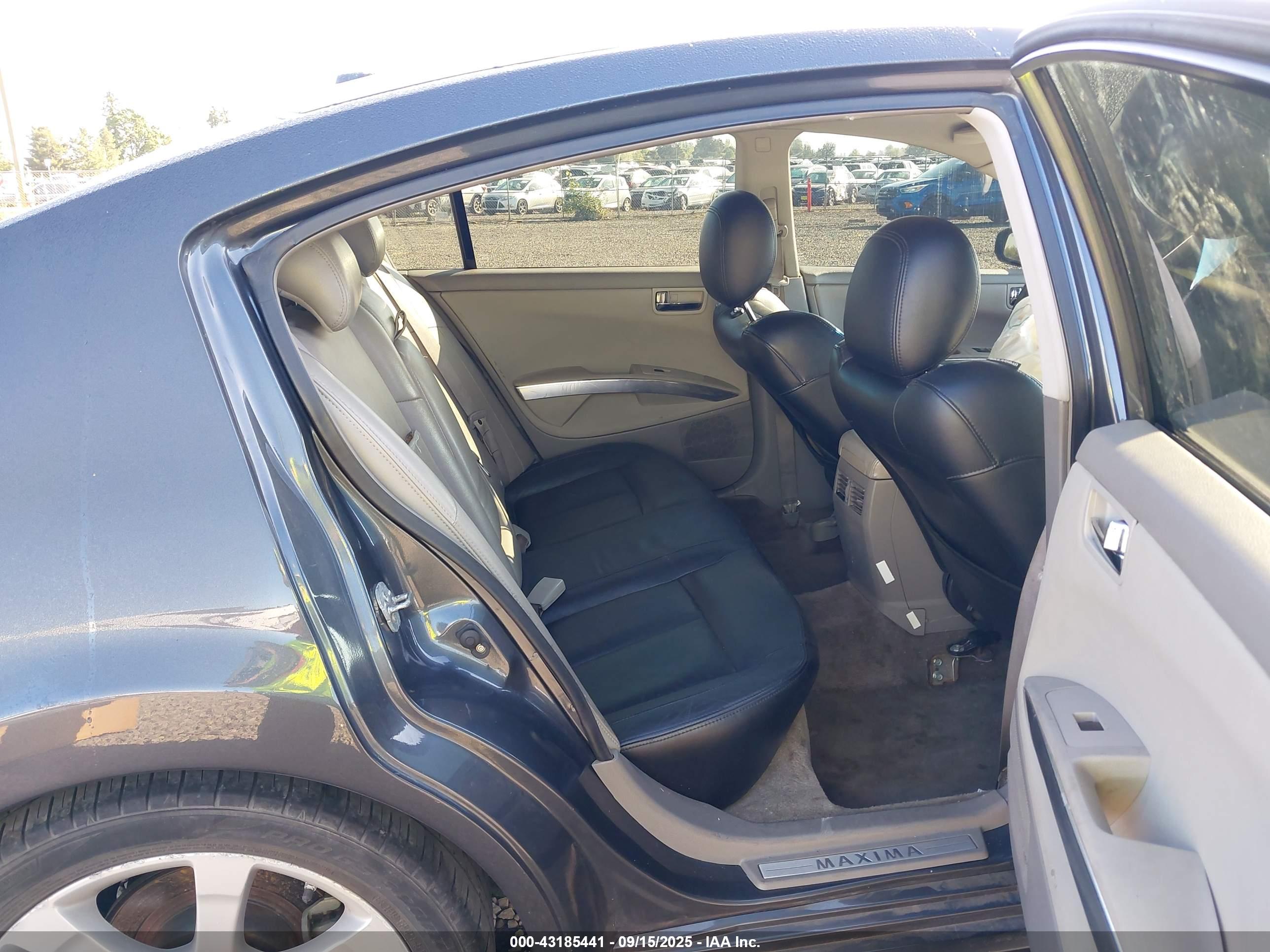 NISSAN MAXIMA image 8