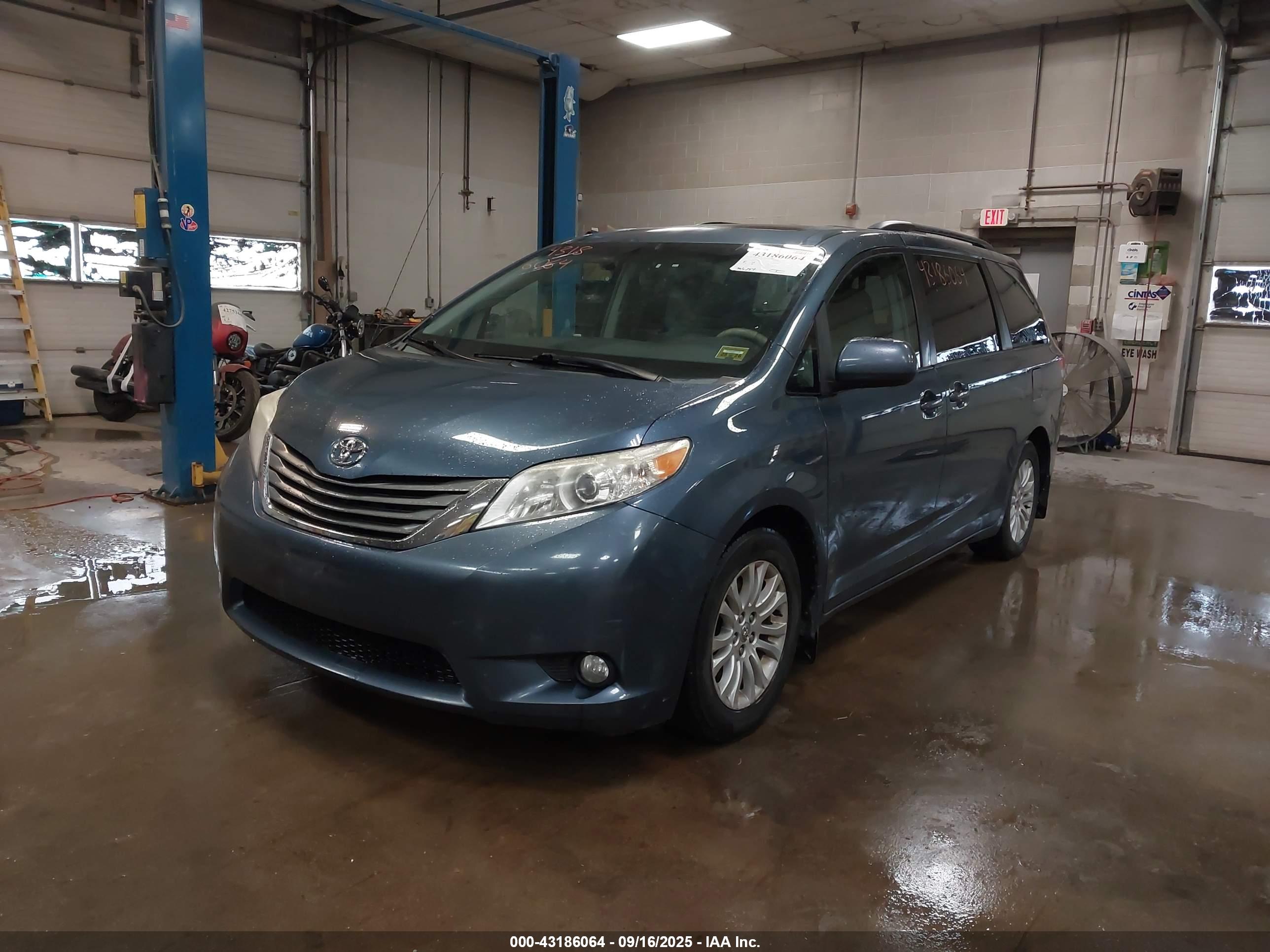 TOYOTA SIENNA image 2
