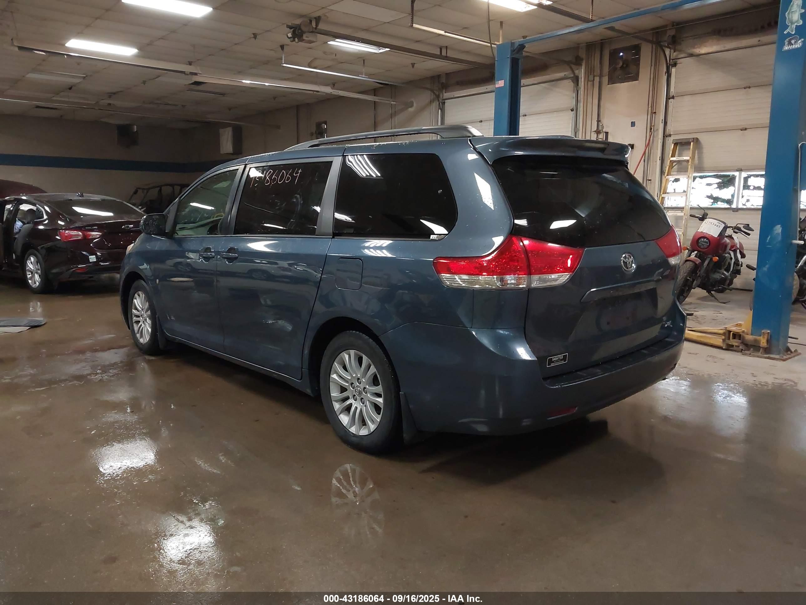 TOYOTA SIENNA image 3