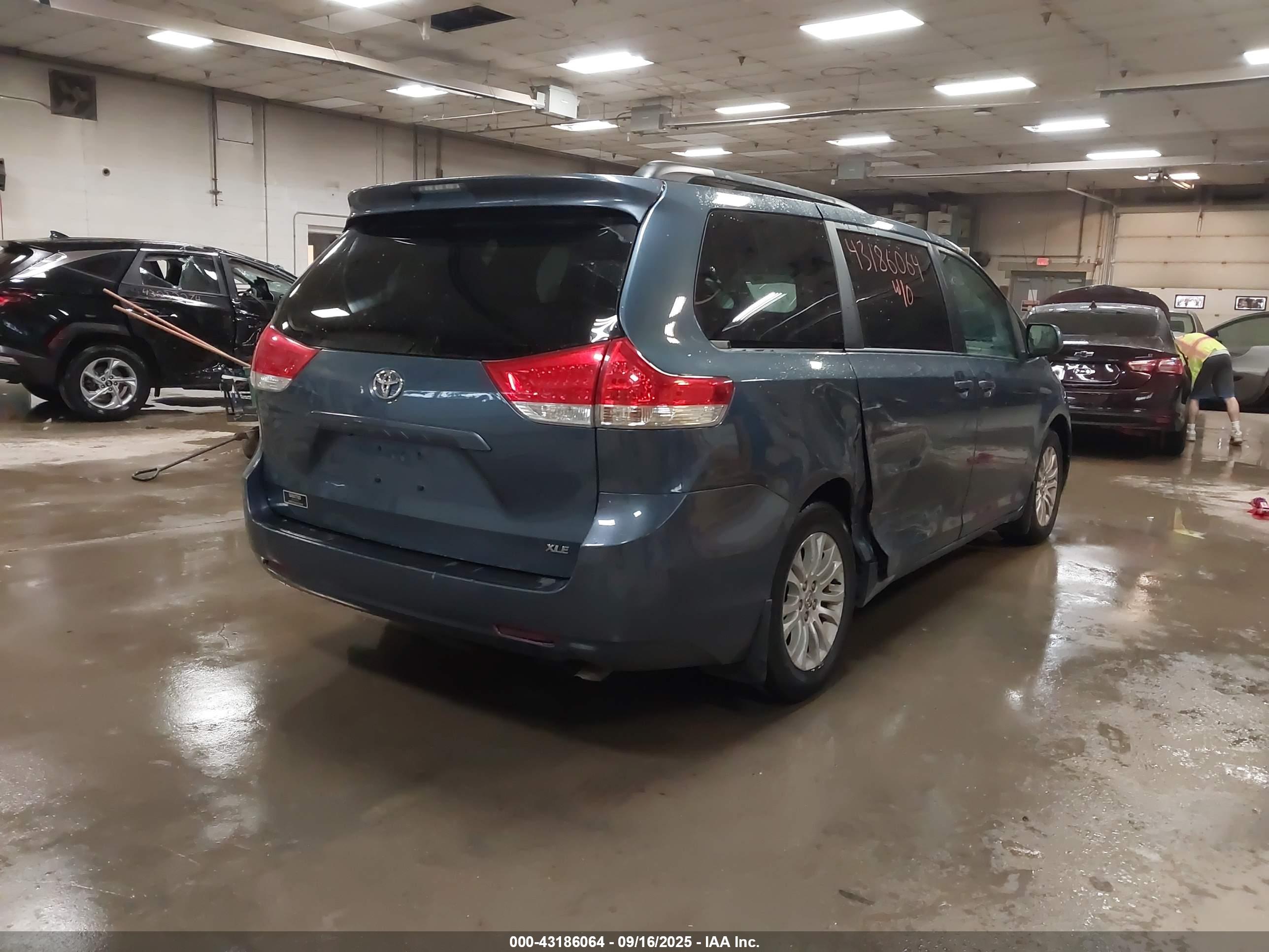 TOYOTA SIENNA image 4