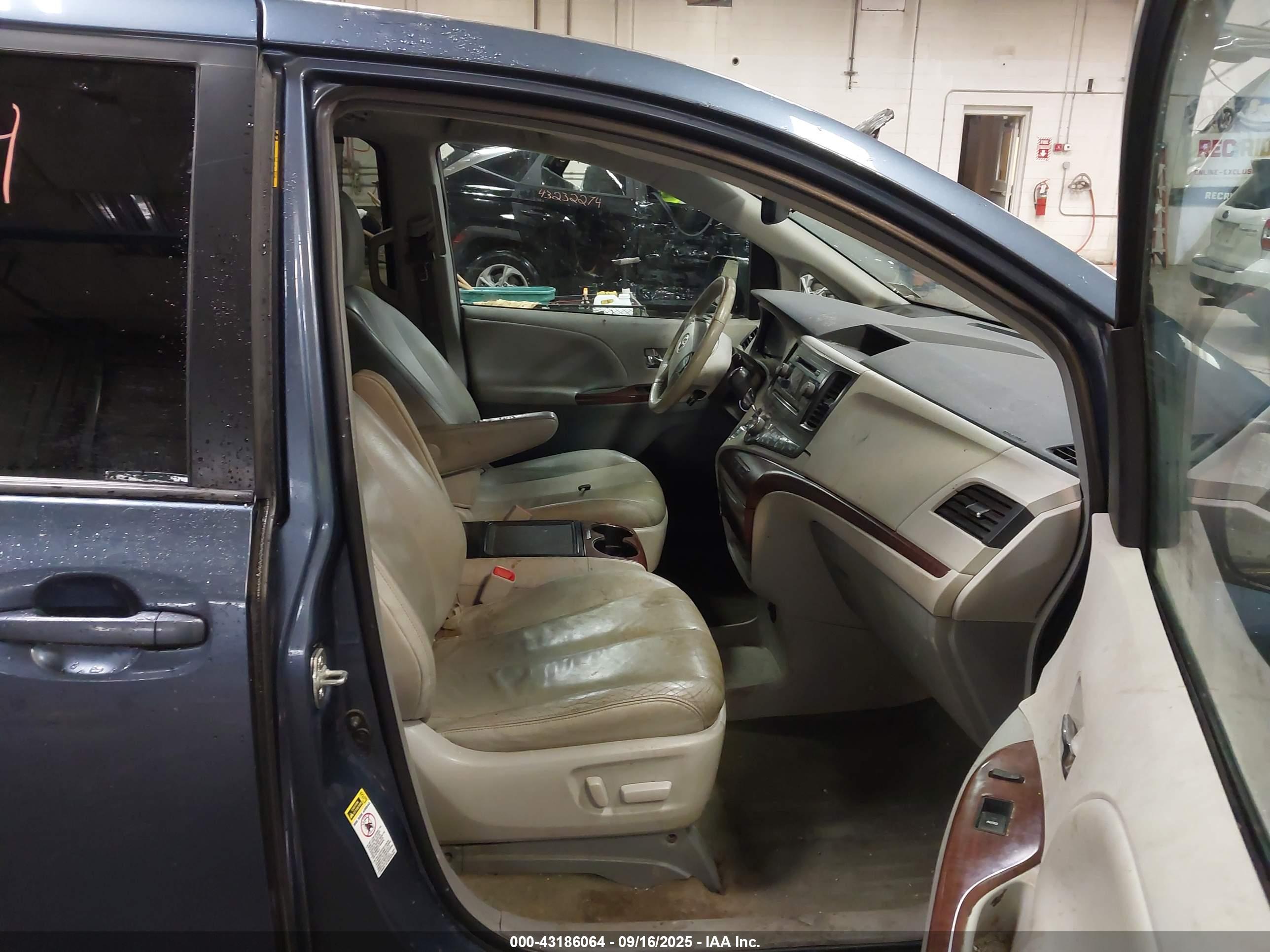TOYOTA SIENNA image 5