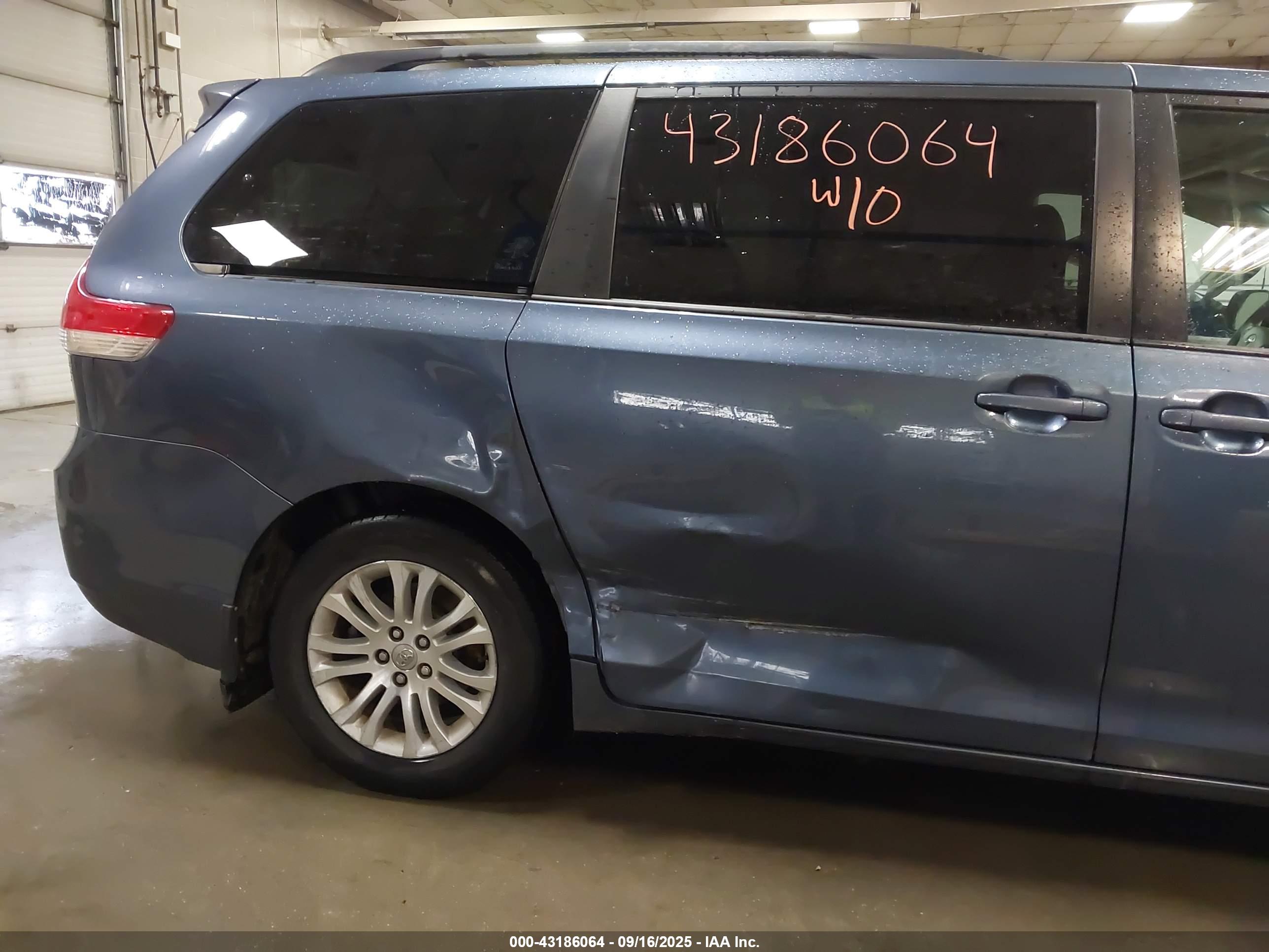 TOYOTA SIENNA image 6
