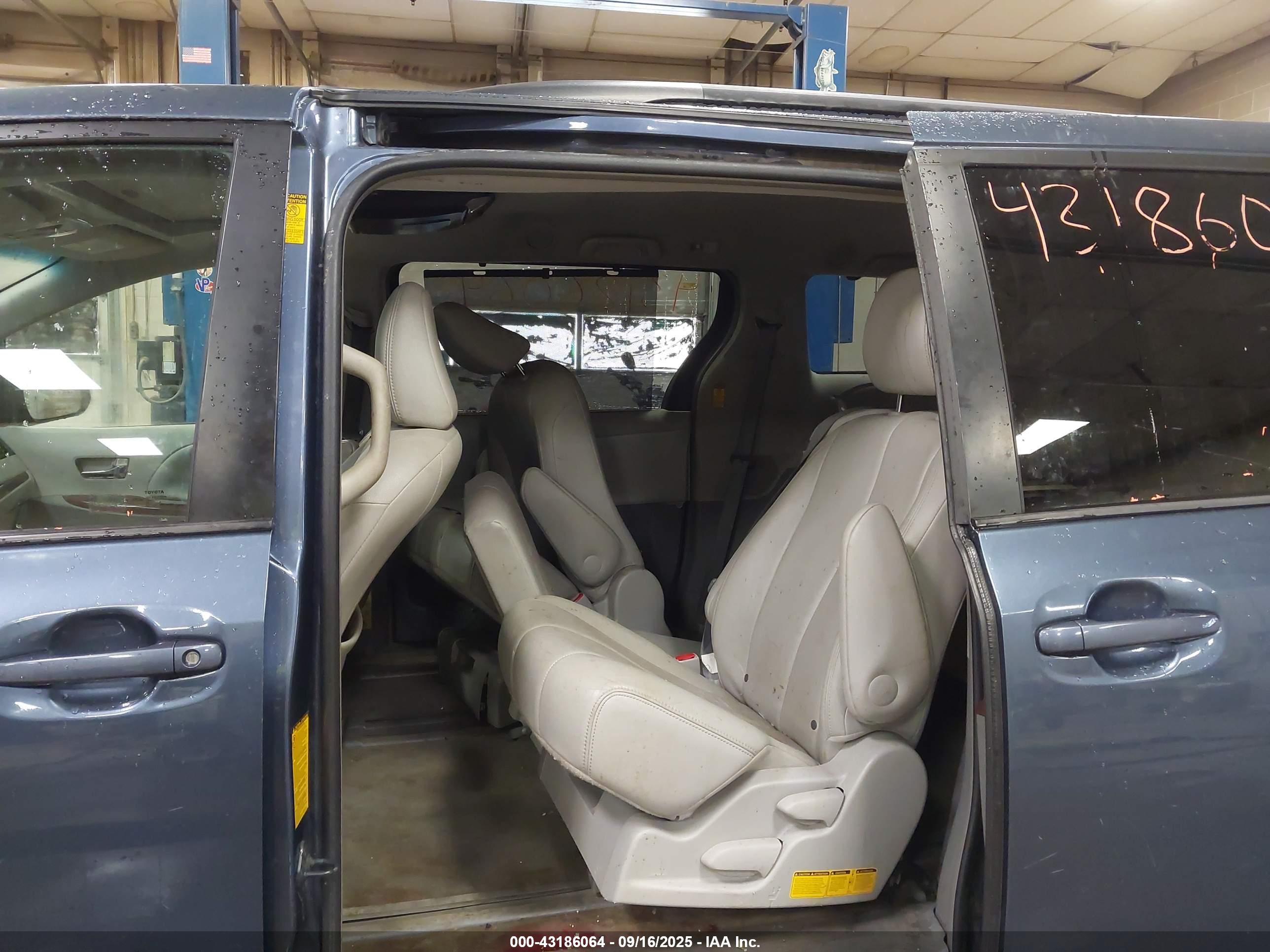 TOYOTA SIENNA image 8