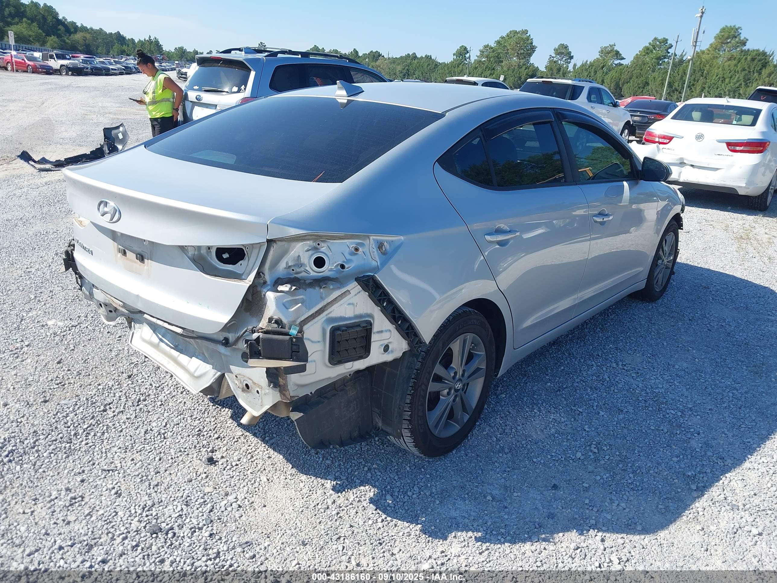 HYUNDAI ELANTRA image 4
